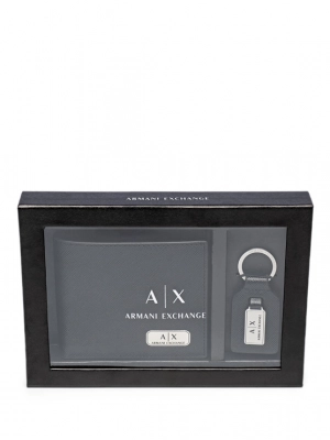Подарочный набор портмоне и брелок из натуральной кожи с лого и надписью бренда Armani Exchange Подарочный набор портмоне и брелок из натуральной кожи с лого и надписью бренда Armani Exchange