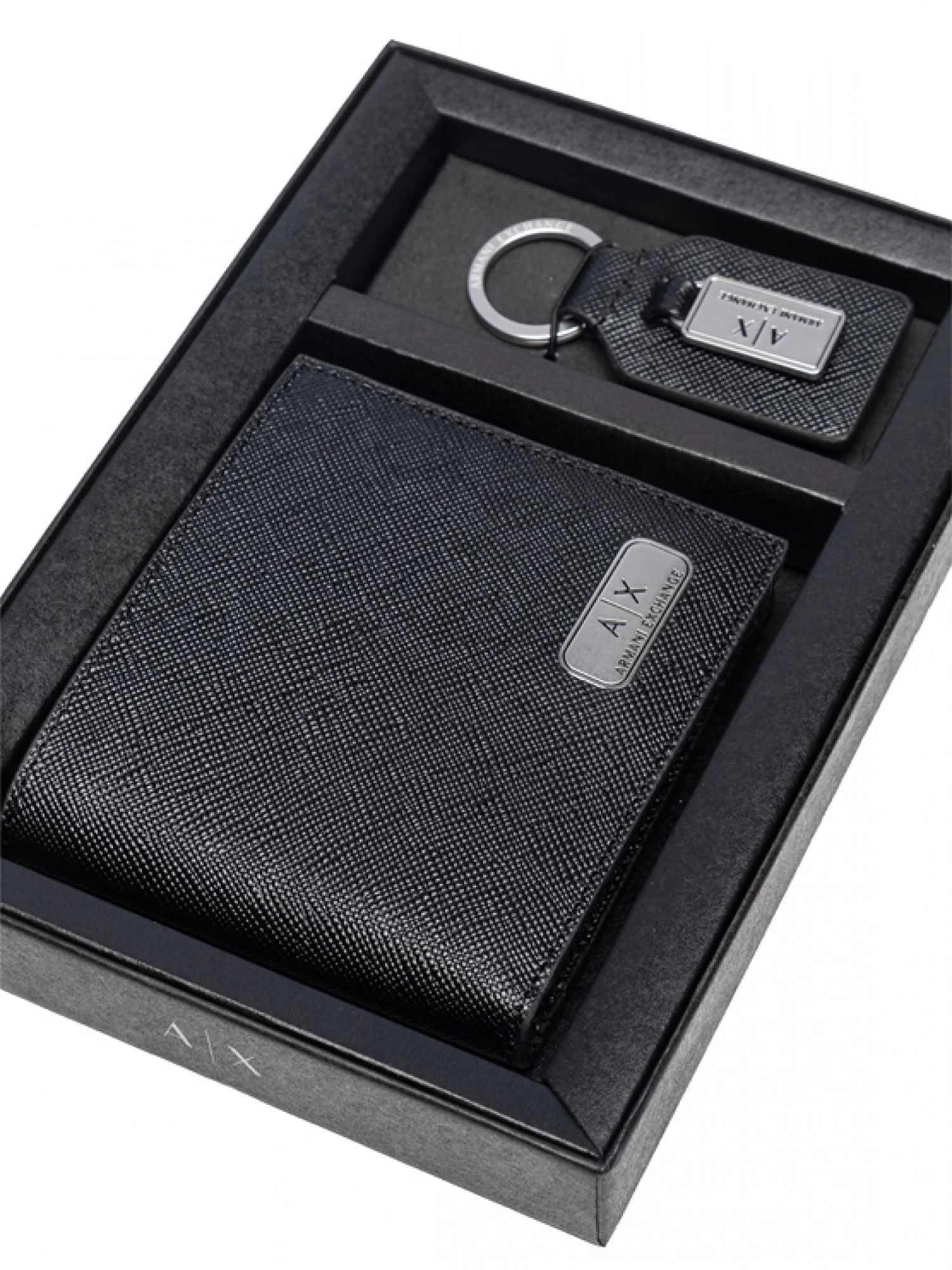 Подарочный набор портмоне и брелок из натуральной кожи с лого и надписью бренда Armani Exchange Подарочный набор портмоне и брелок из натуральной кожи с лого и надписью бренда Armani Exchange