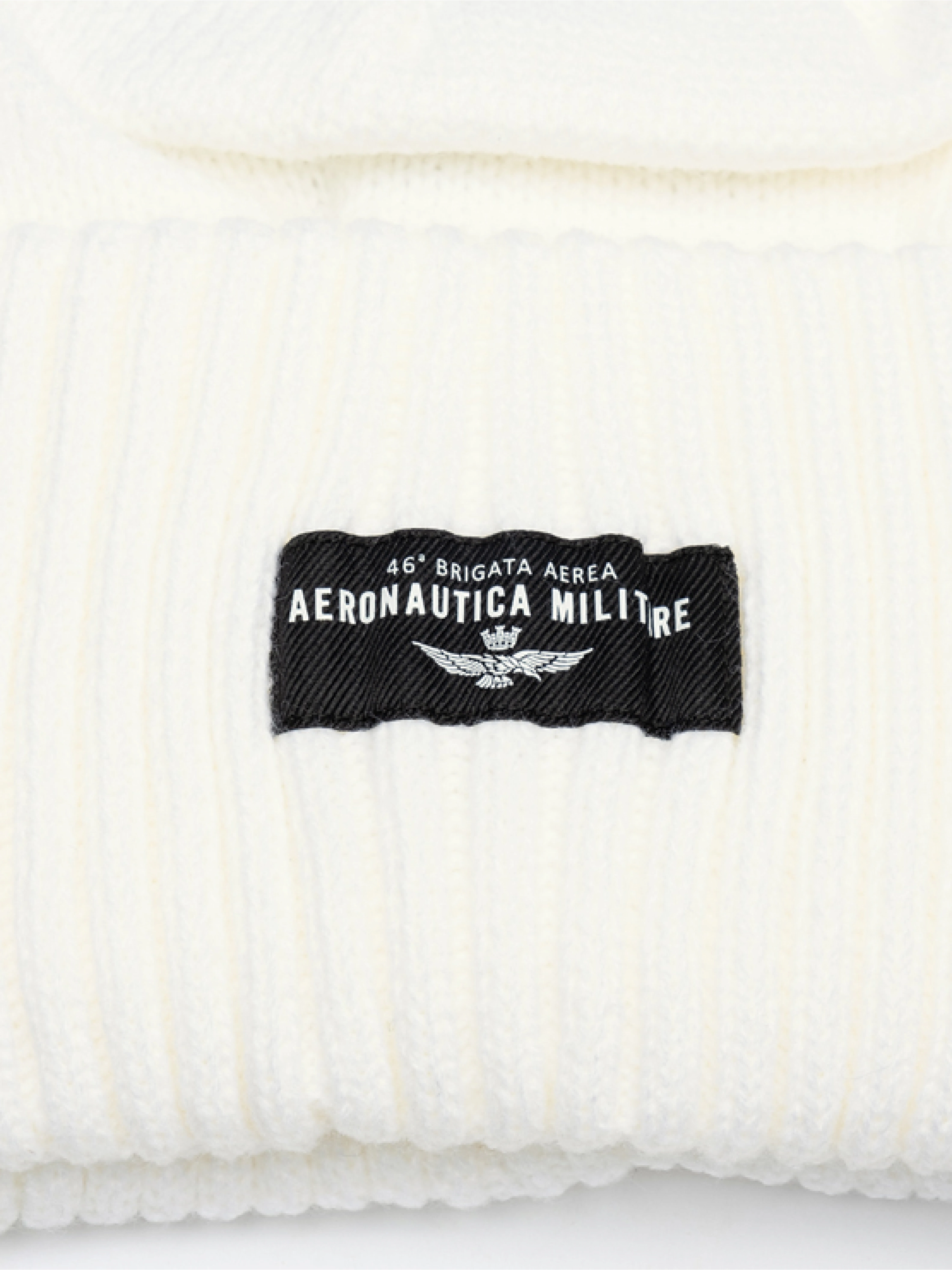 Шапка в молочном цвете Aeronautica Militareс подворотом и нашивкой лого