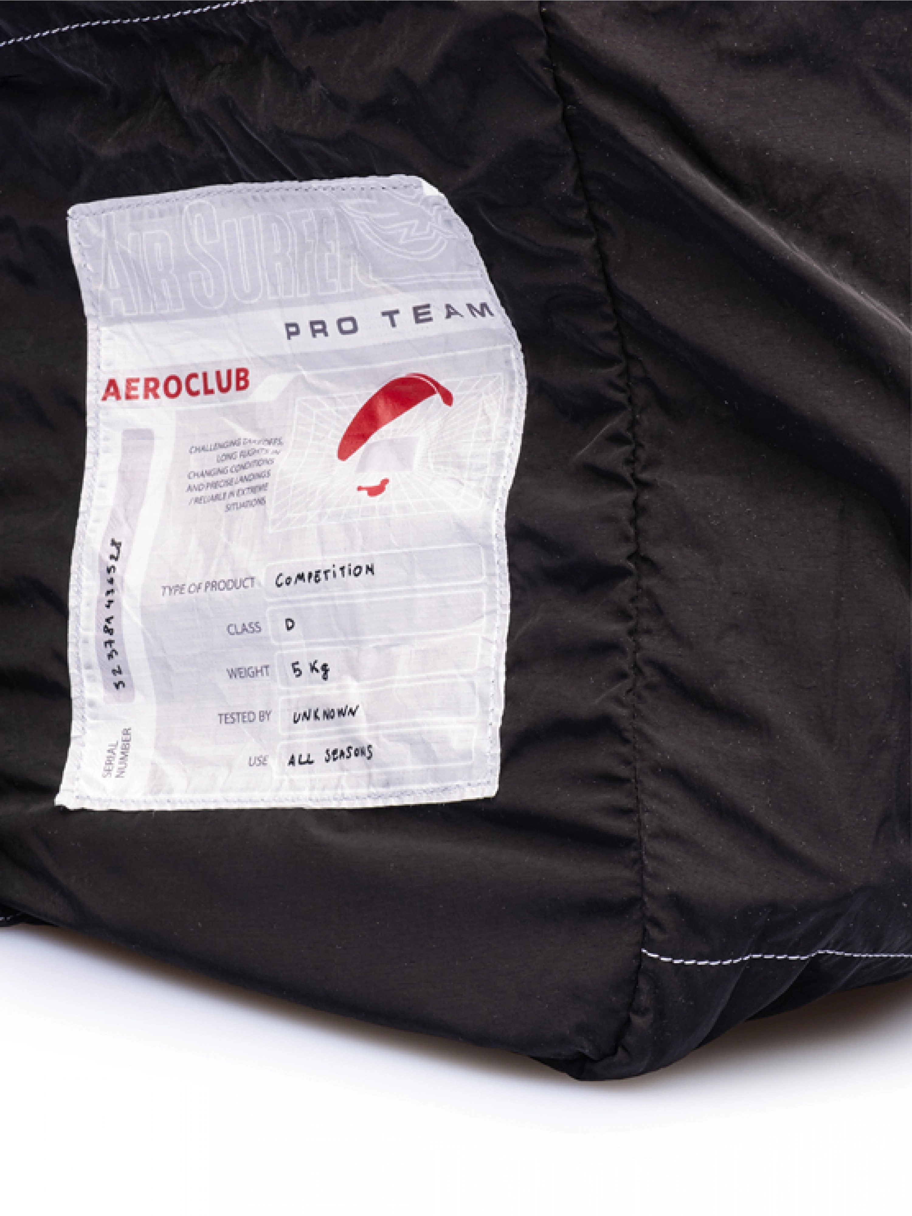 Сумка-портфель в черном цвете на регулируемых лямках с надписью Aeronautica Militare