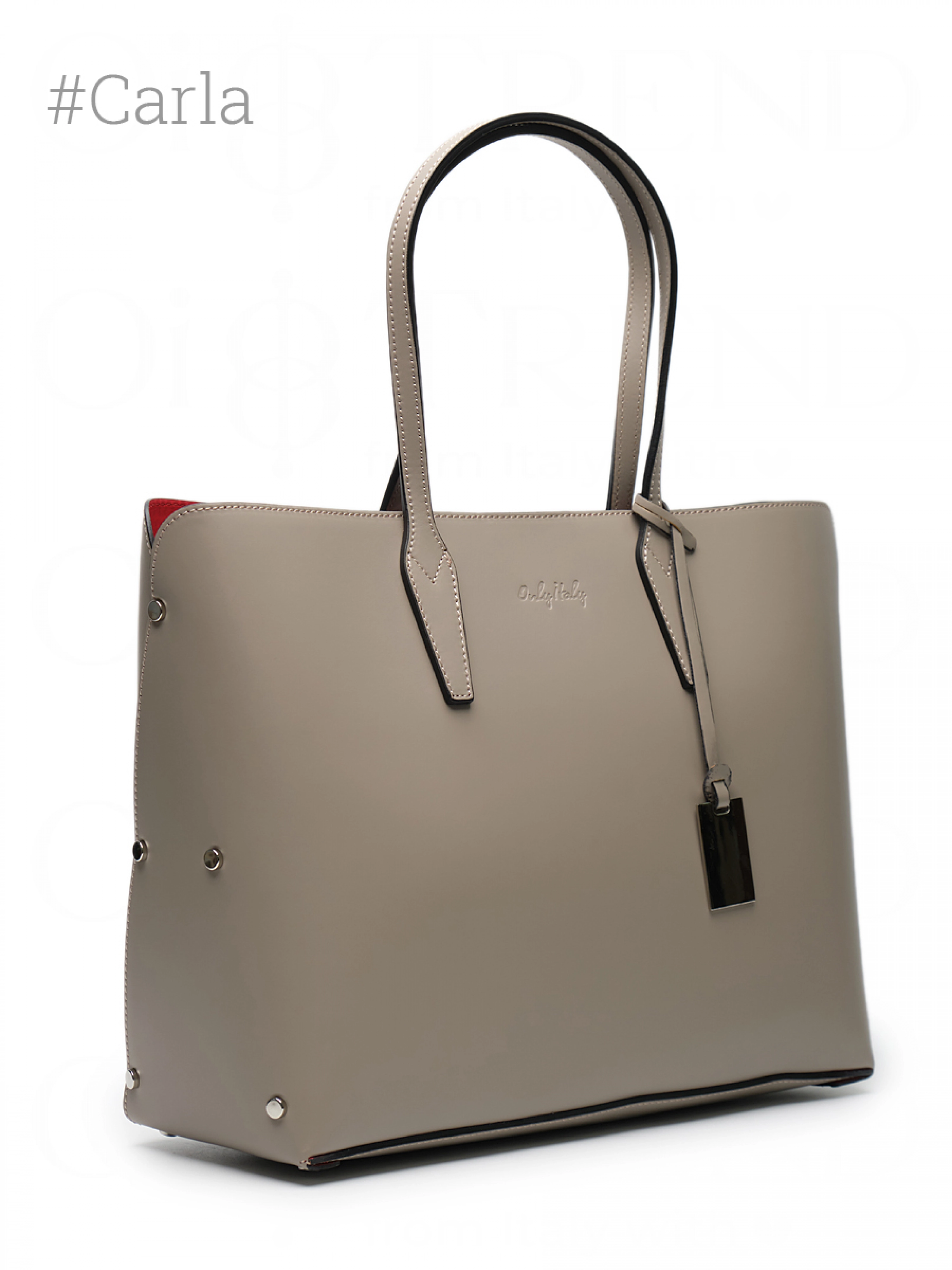 Сумка в бежевом цвете из гладкой кожи с брелоком Carla OiTREND