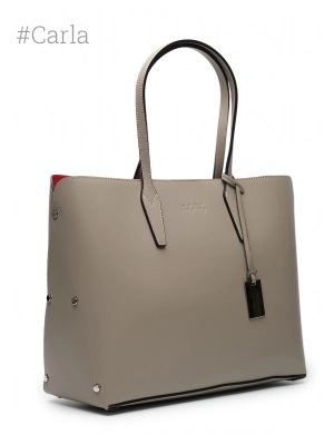 Сумка в бежевом цвете из гладкой кожи с брелоком Carla OiTREND