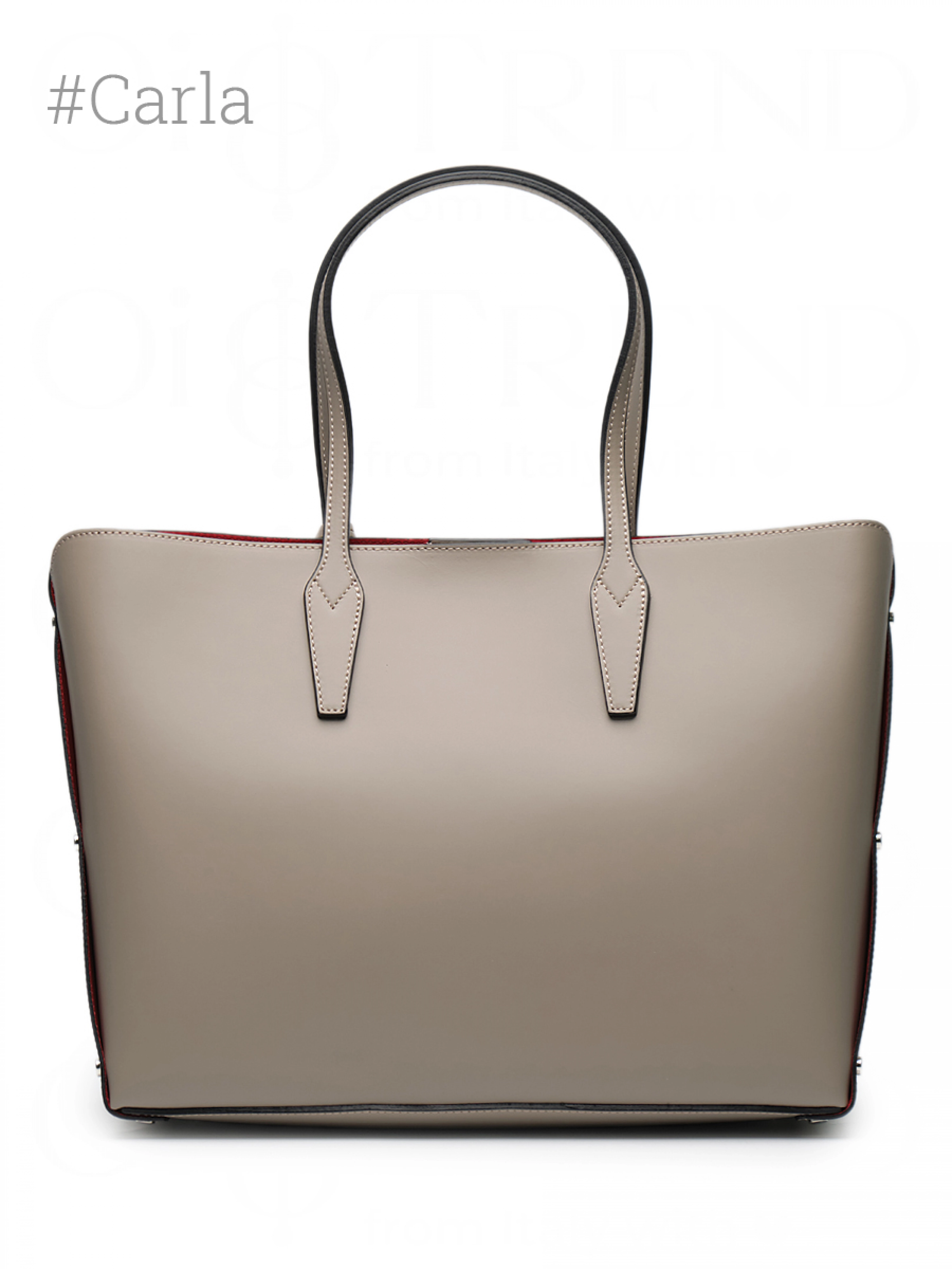 Сумка в бежевом цвете из гладкой кожи с брелоком Carla OiTREND