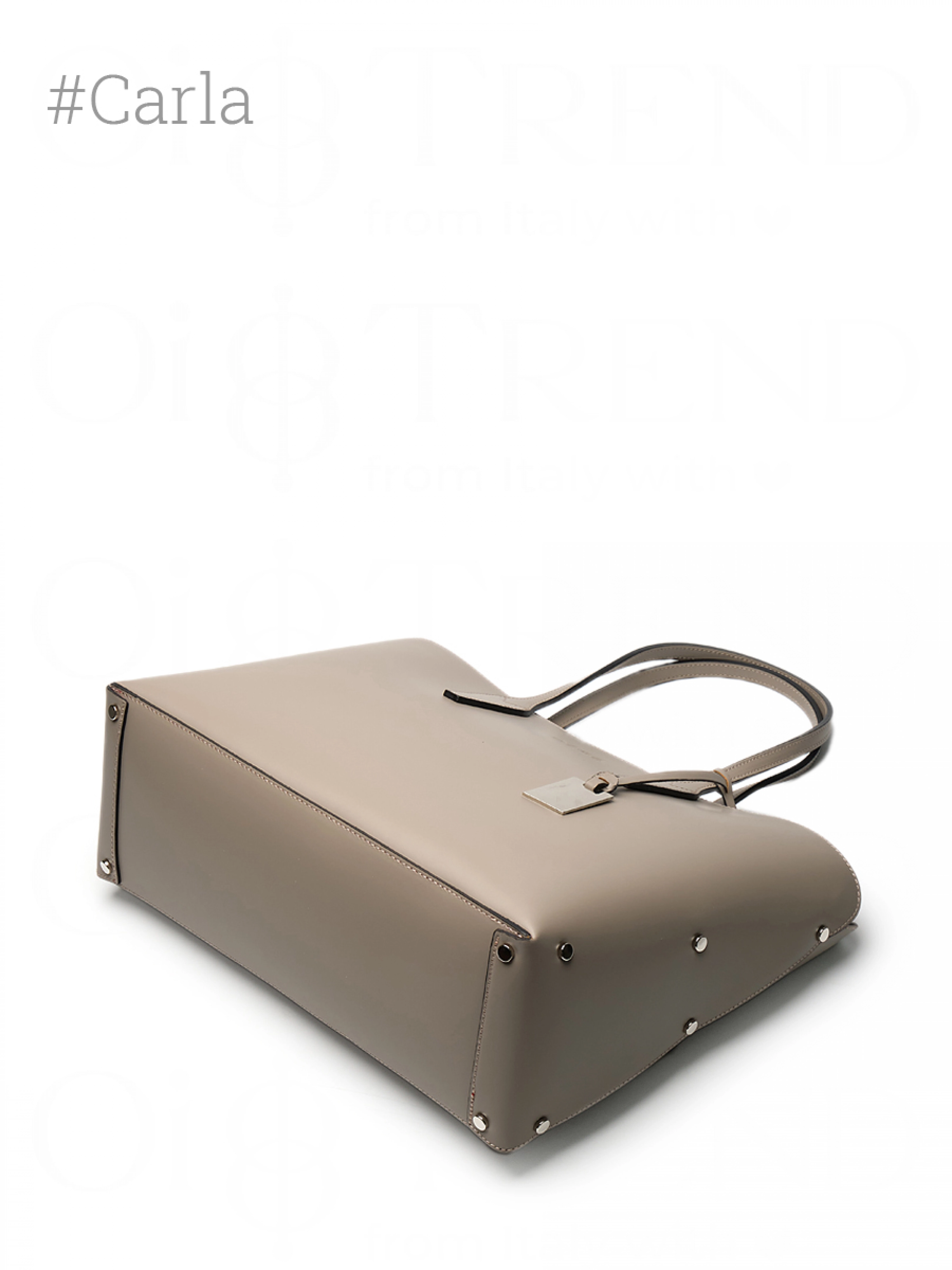 Сумка в бежевом цвете из гладкой кожи с брелоком Carla OiTREND