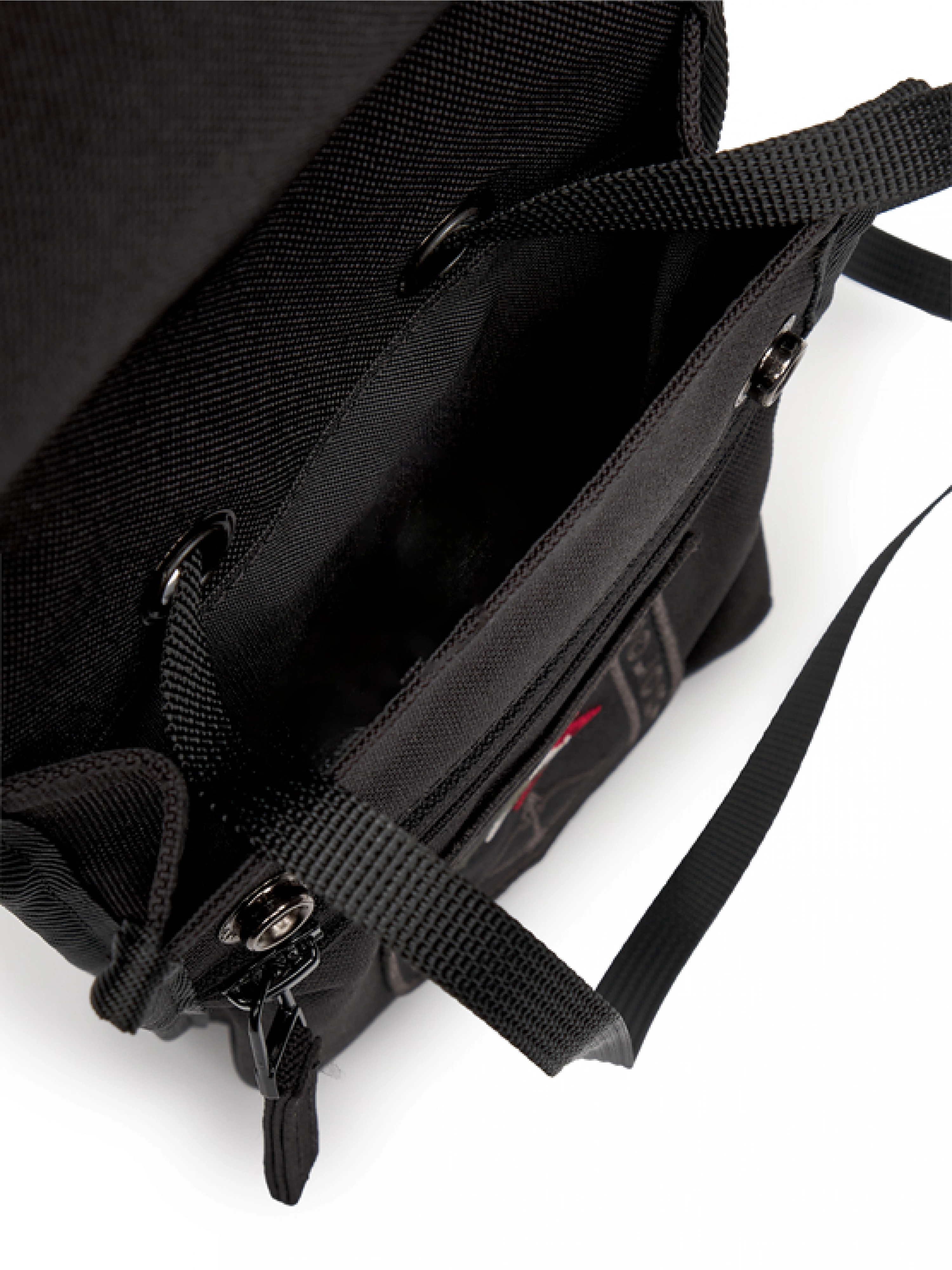 Сумка мессенджер в черном цвете с лого бренда Аeronautica Militare