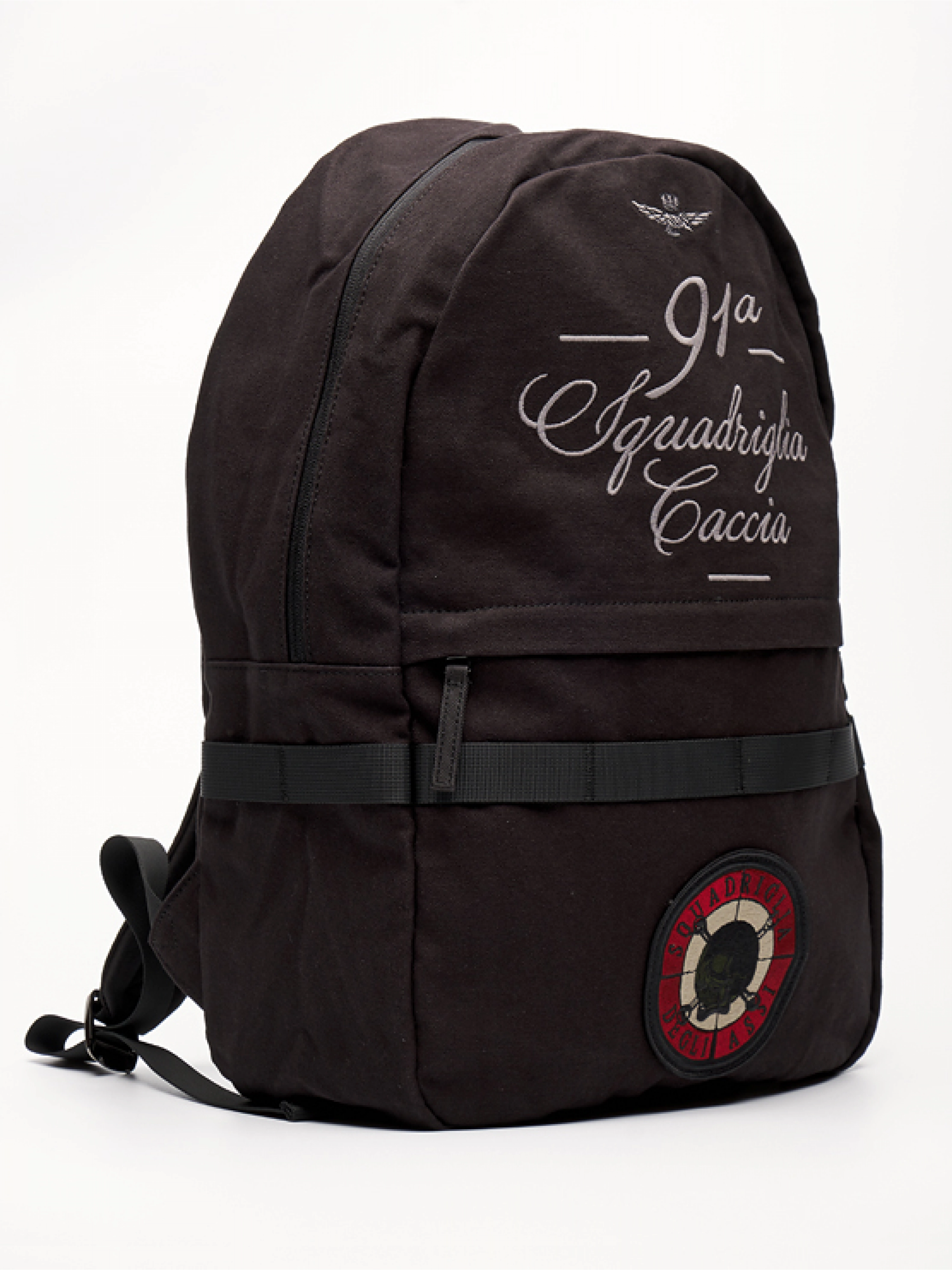 Рюкзак в чером цвете  с нашивками бренда Аeronautica Militare Рюкзак в чером цвете  с нашивками бренда Аeronautica Militare