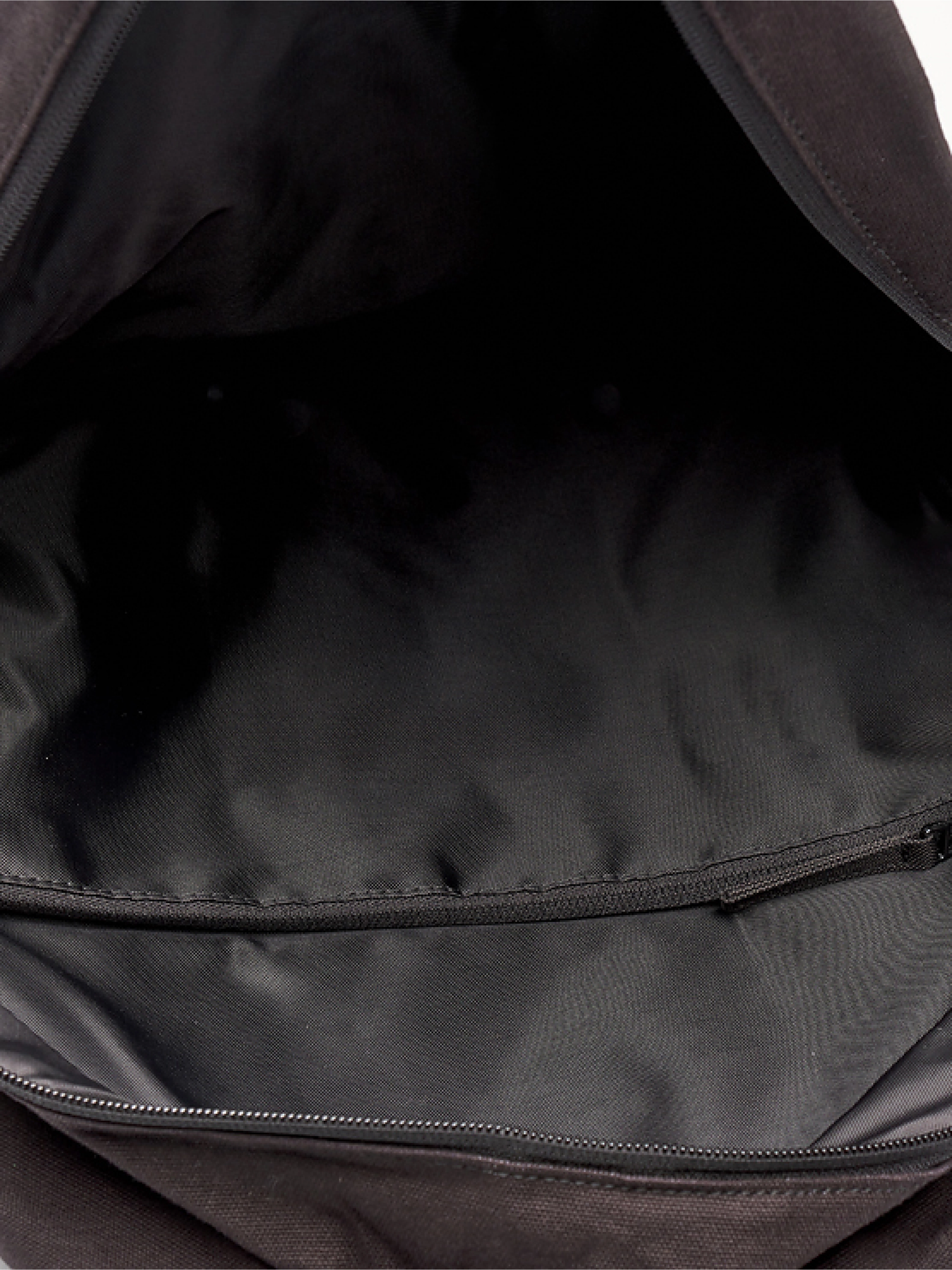 Рюкзак в чером цвете  с нашивками бренда Аeronautica Militare Рюкзак в чером цвете  с нашивками бренда Аeronautica Militare