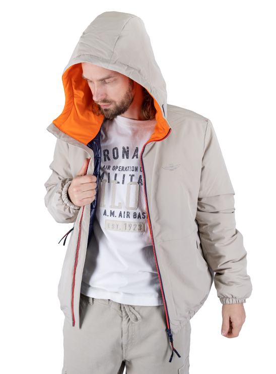 Куртка с капюшоном  бежевого цвета из эластичной полиэфирной водоотталкивающей ткани с вышивкой орла в тон на груди Aeronautica Militare
