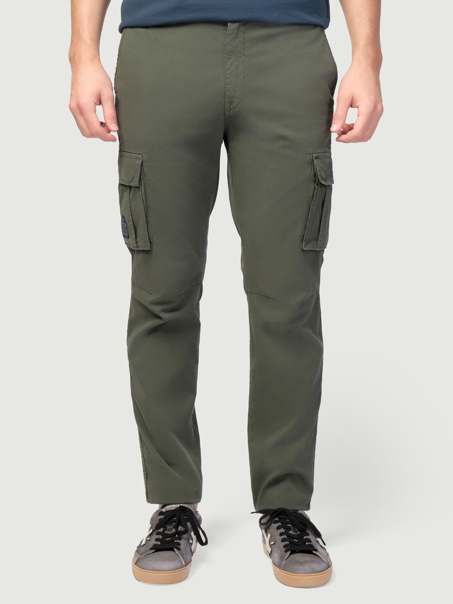 Брюки в сером цвете с накладными карманами Aeronautica Militare на средней посадке