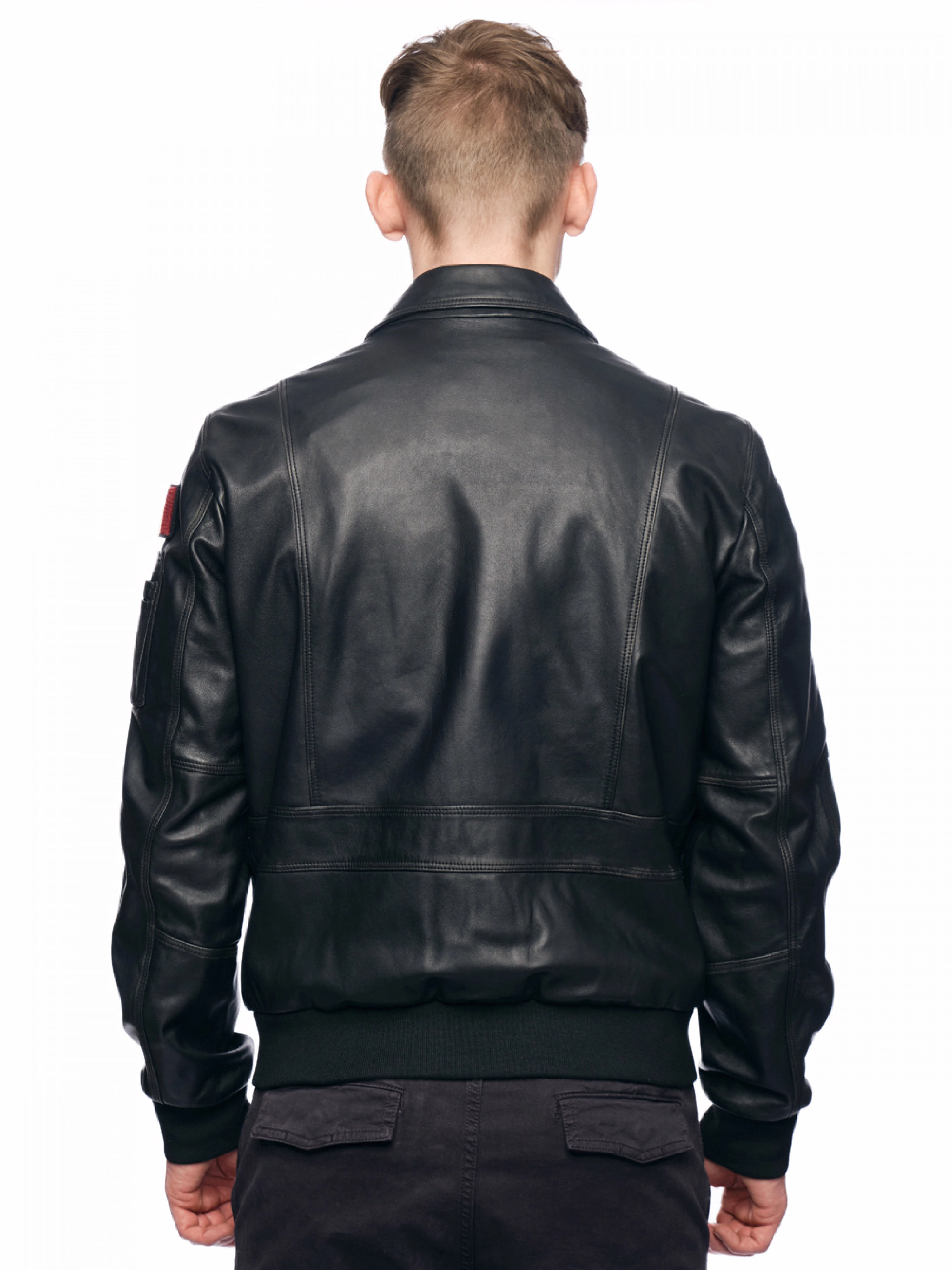 Кожаная куртка в черном цвете с накладными карманами и нашивками  Аeronautica Militare