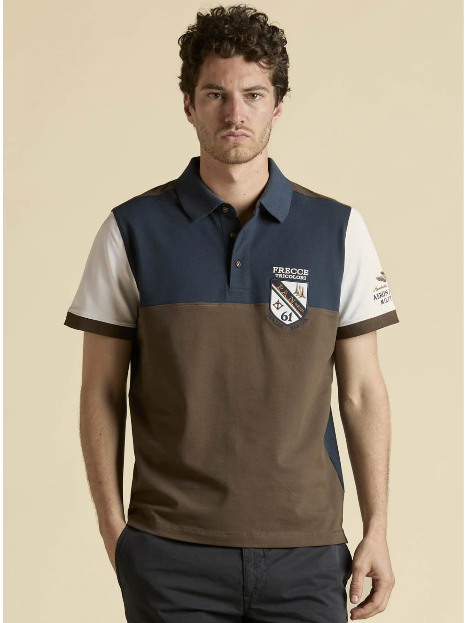 Поло в комбинированной расцветке Aeronautica Militare с колорблоками и лого бренда на груди
