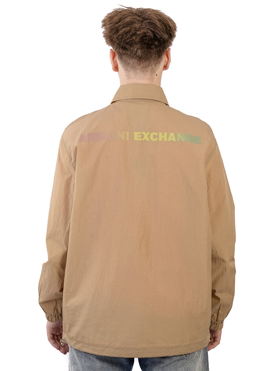 Ветровка бежевого цвета с надписью бренда Armani Exchange