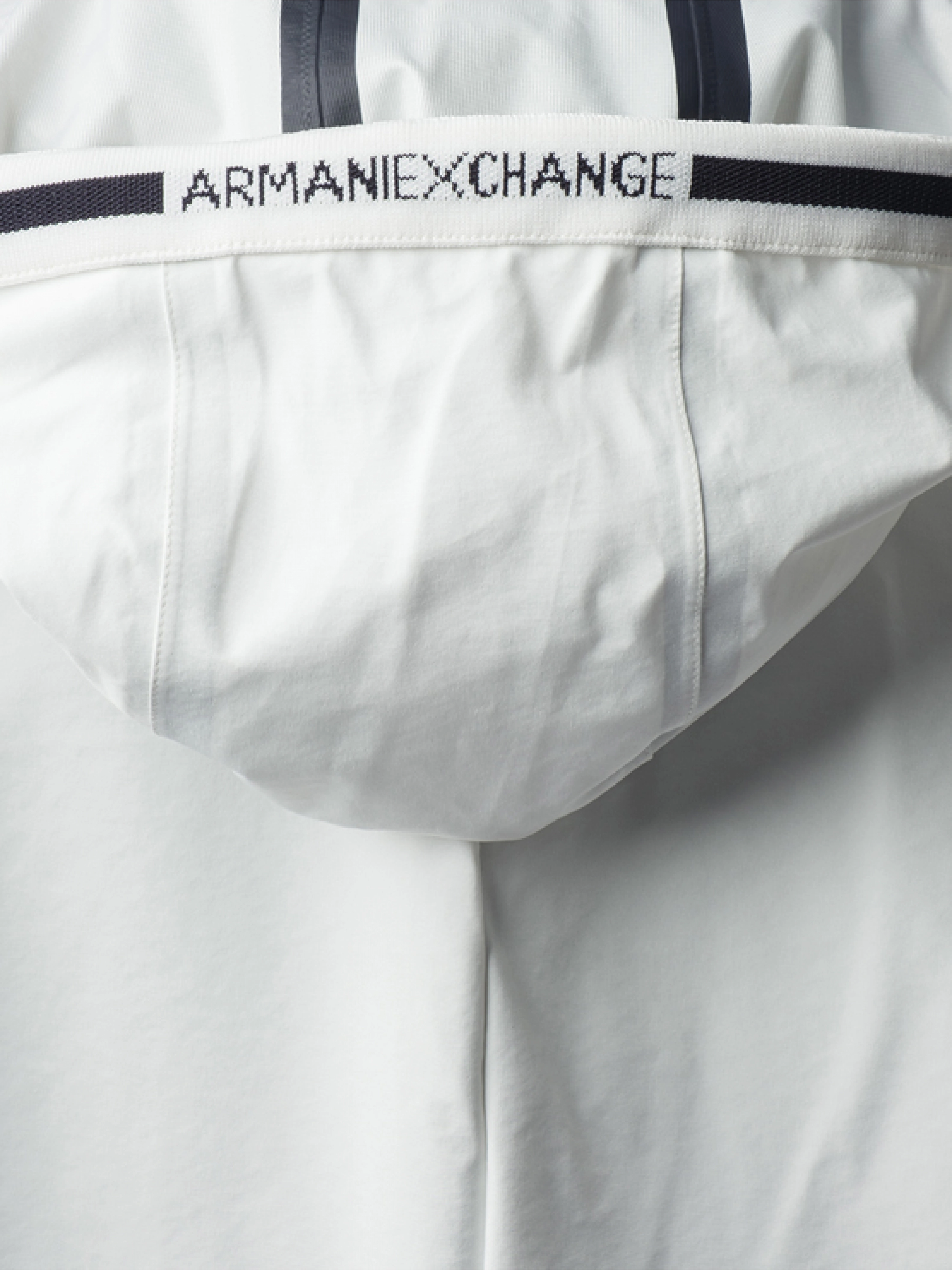 Плащ свободного кроя молочного цвета с черными полосками на капюшоне Armani Exchange