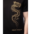 Футболка черного цвета с принтом дракон и название бренда Armani Exchange