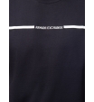 Футболка темно-синего цвета с горизонтальным принтом и названием бренда Armani Exchange
