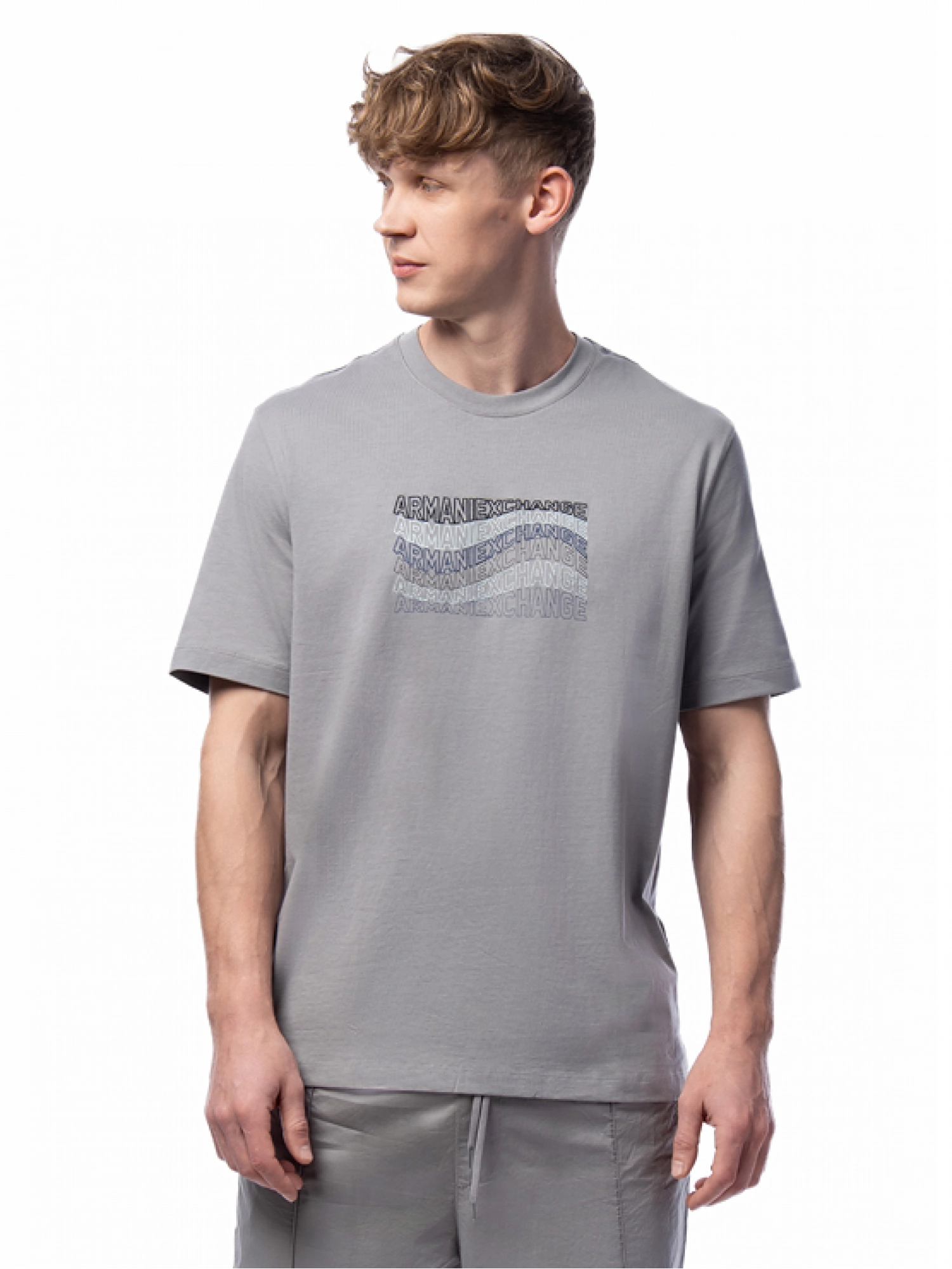 Футболка в сером цвете с принтом в виде волны на груди и названием бренда Armani Exchange