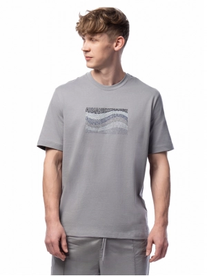 Футболка в сером цвете с принтом в виде волны на груди и названием бренда Armani Exchange