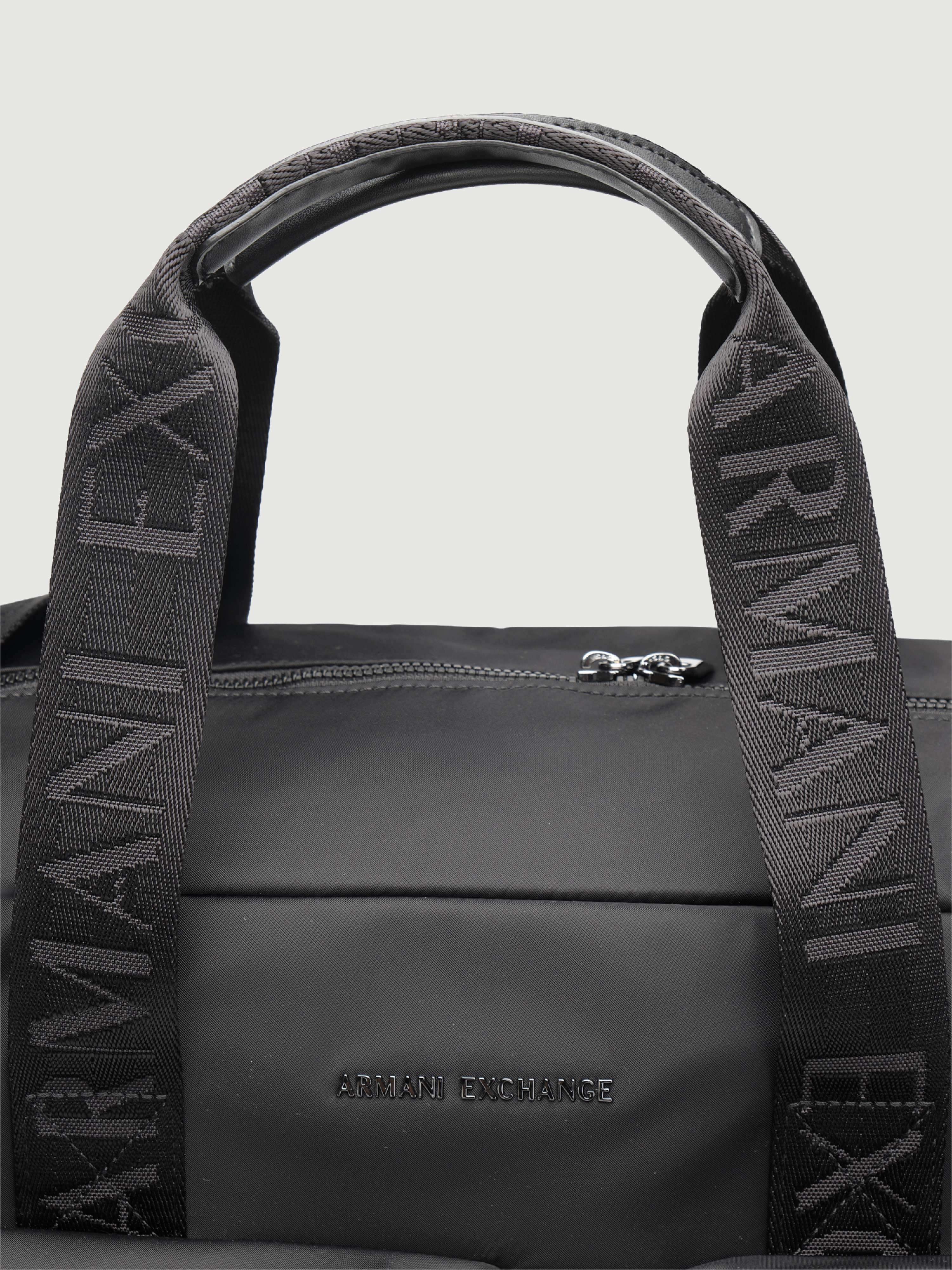 Сумка спортивная в черном цвете с внешними карманами Armani Exchange