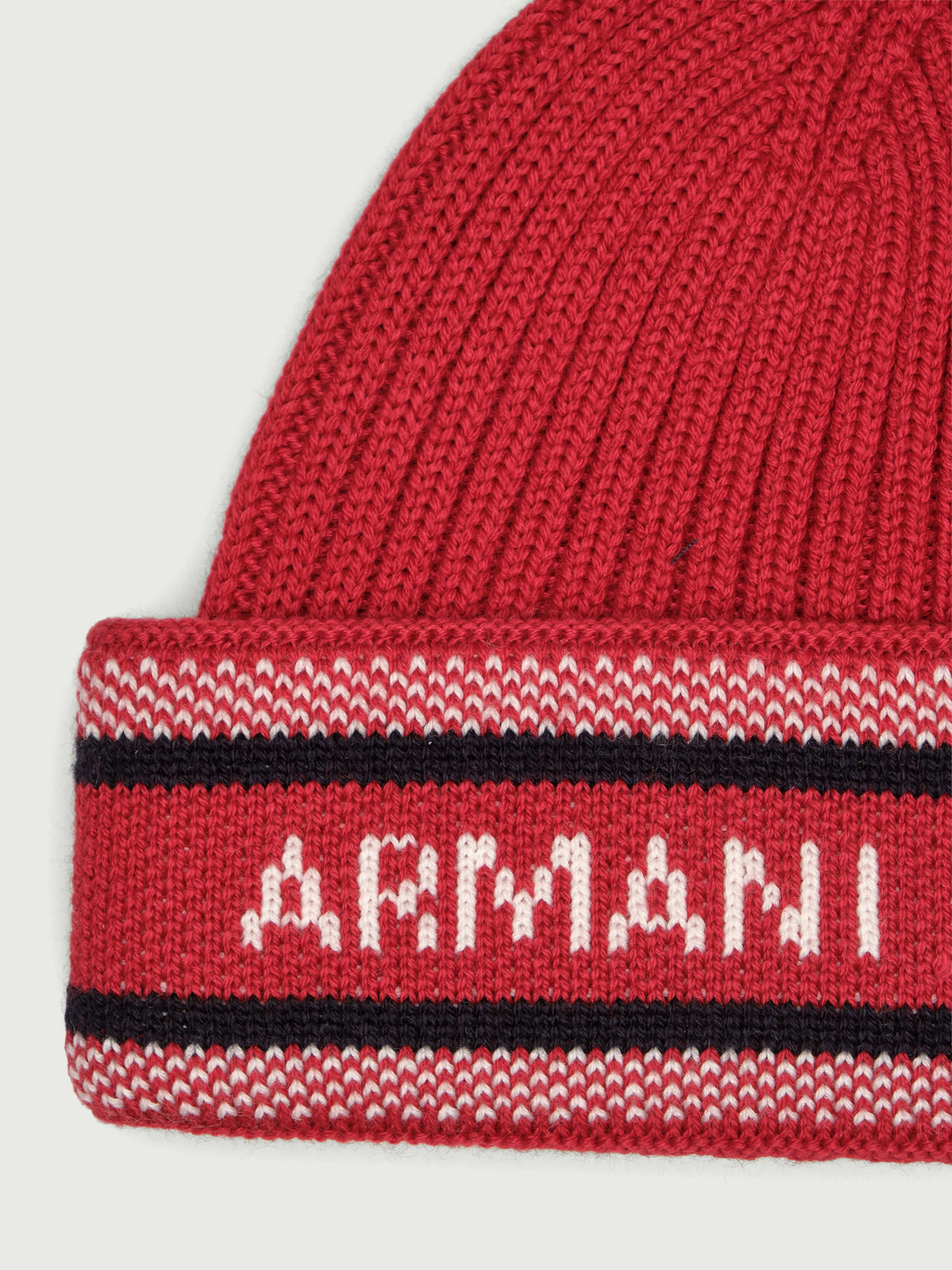 Шапка в красном цвете с логотипом бренда Armani Exchange