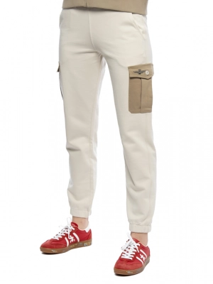 Спортивные брюки Aeronautica Militare с накладными карманами в молочном цвете