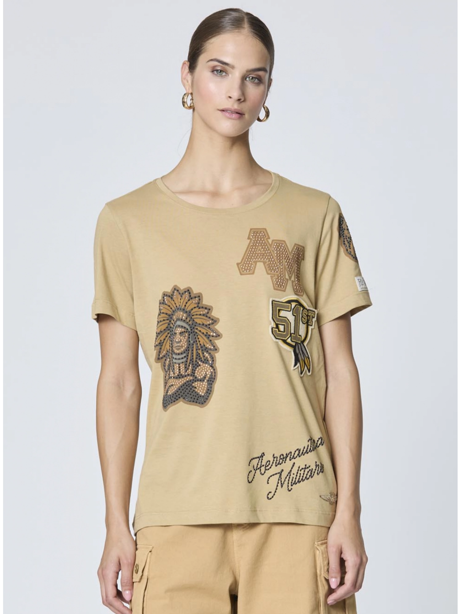 Футболка свободного кроя в бежевом цвете с множеством принтов Аeronautica Militare