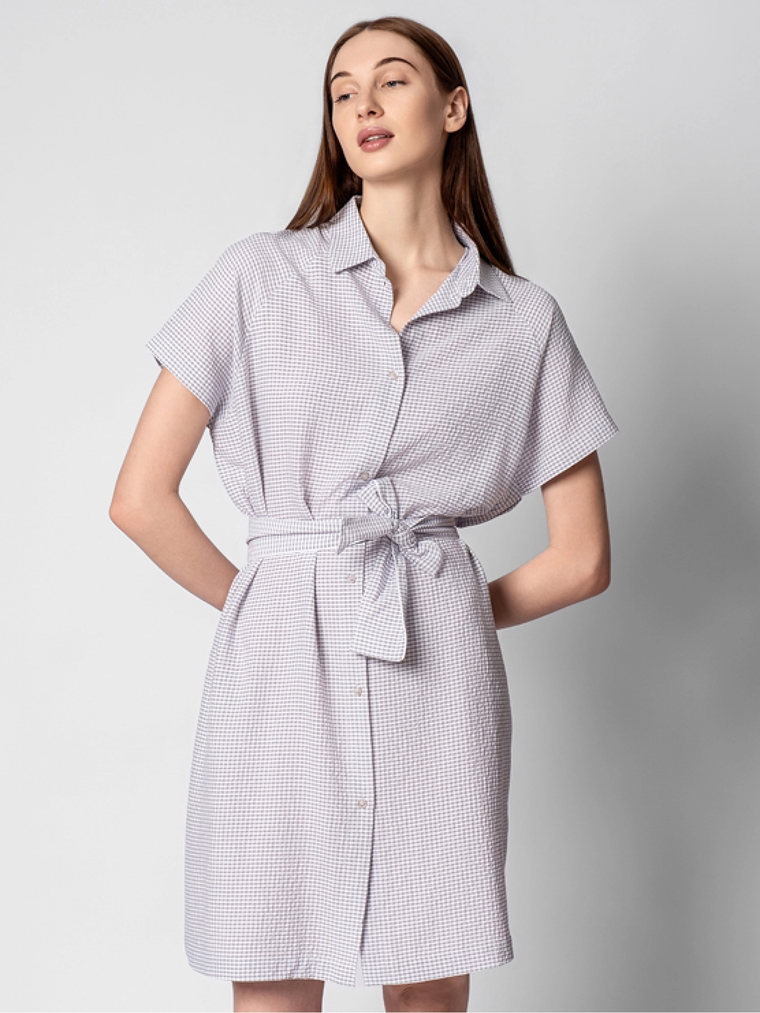 Платье-рубашка в светло-сером цвете с поясом и принтом клетка Armani Exchange