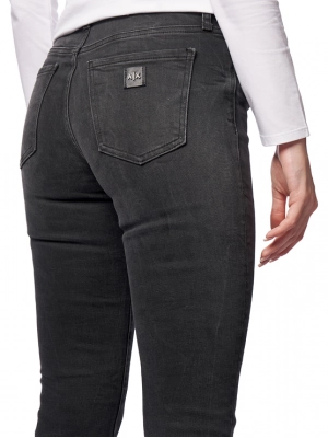 Джинсы Armani Exchange в черном цвете зауженого кроя с расширением к низу на высокой посадке