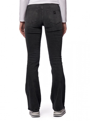 Джинсы Armani Exchange в черном цвете зауженого кроя с расширением к низу на высокой посадке