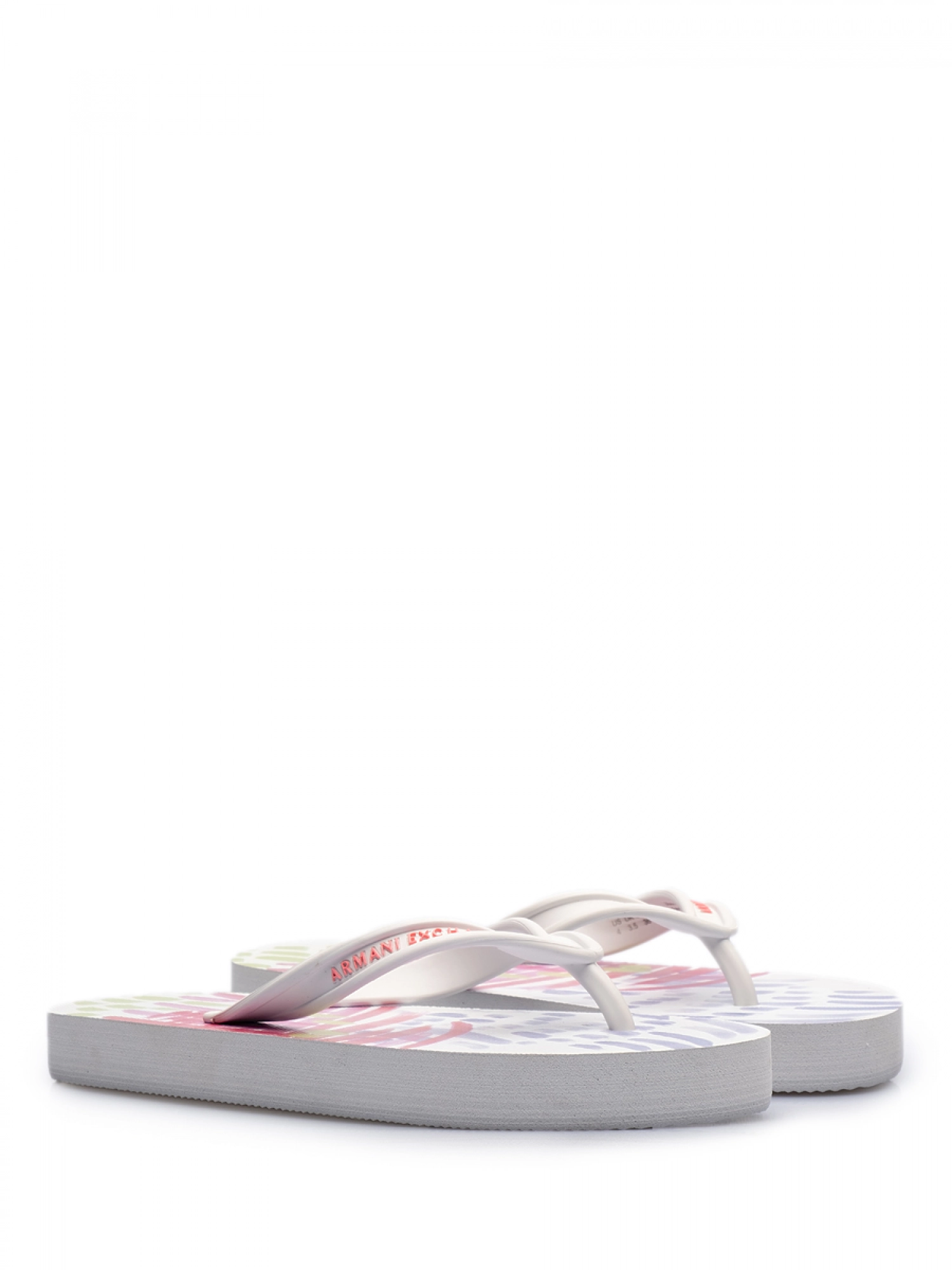 Сланцы белого цвета с надписью лого бренда Armani Exchange
