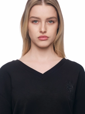 Свитшот в черном цвете с V-образым вырезом и логотипом бренда Armani Exchange