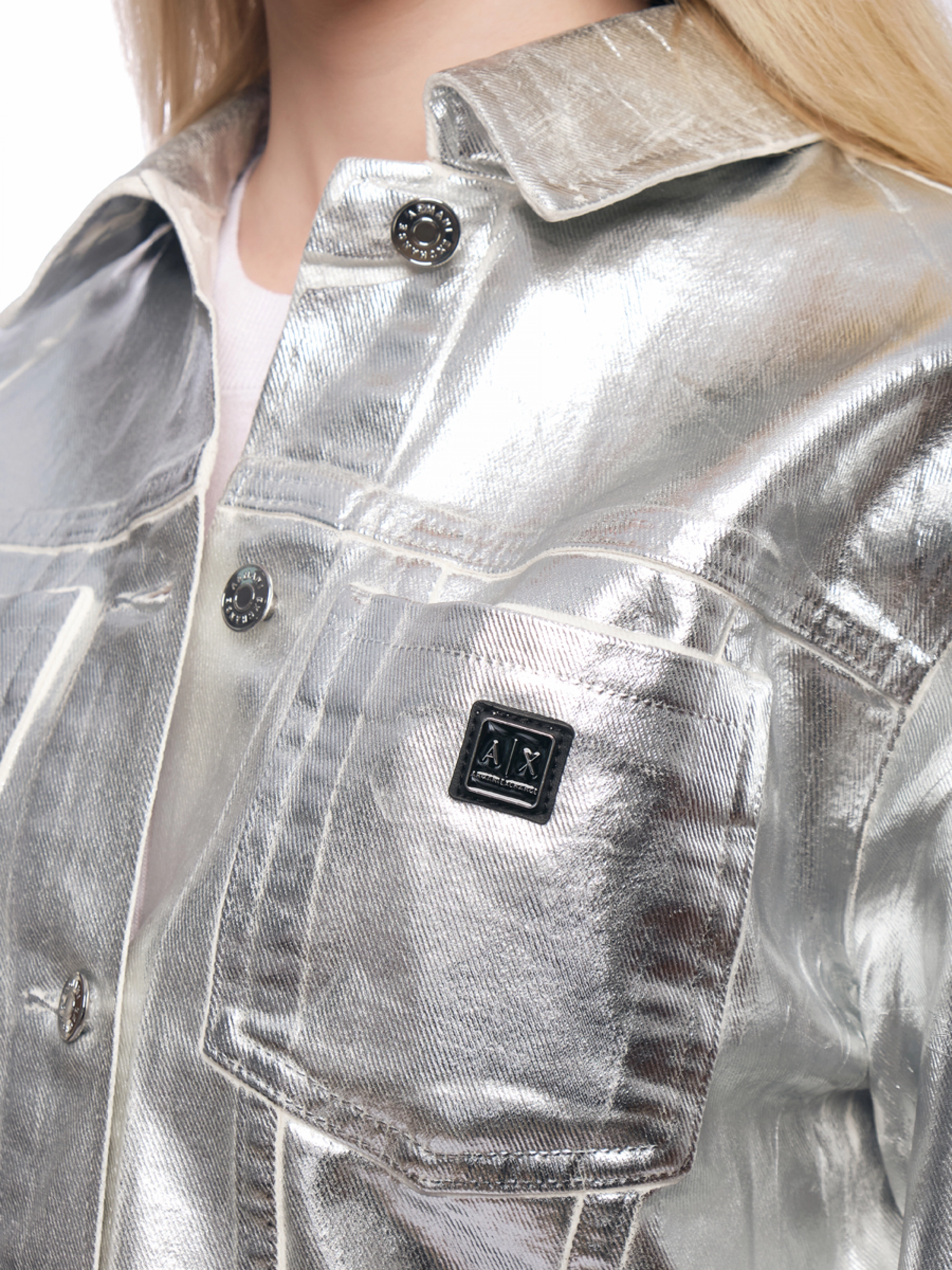 Укороченная куртка в цвете металлик на пуговицах с отложным воротником Armani Exchange Укороченная куртка в цвете металлик на пуговицах с отложным воротником Armani Exchange