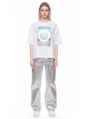 Футболка в белом цвете свободного кроя с объемным принтом Armani Exchange