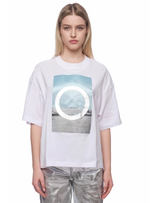 Футболка в белом цвете свободного кроя с объемным принтом Armani Exchange