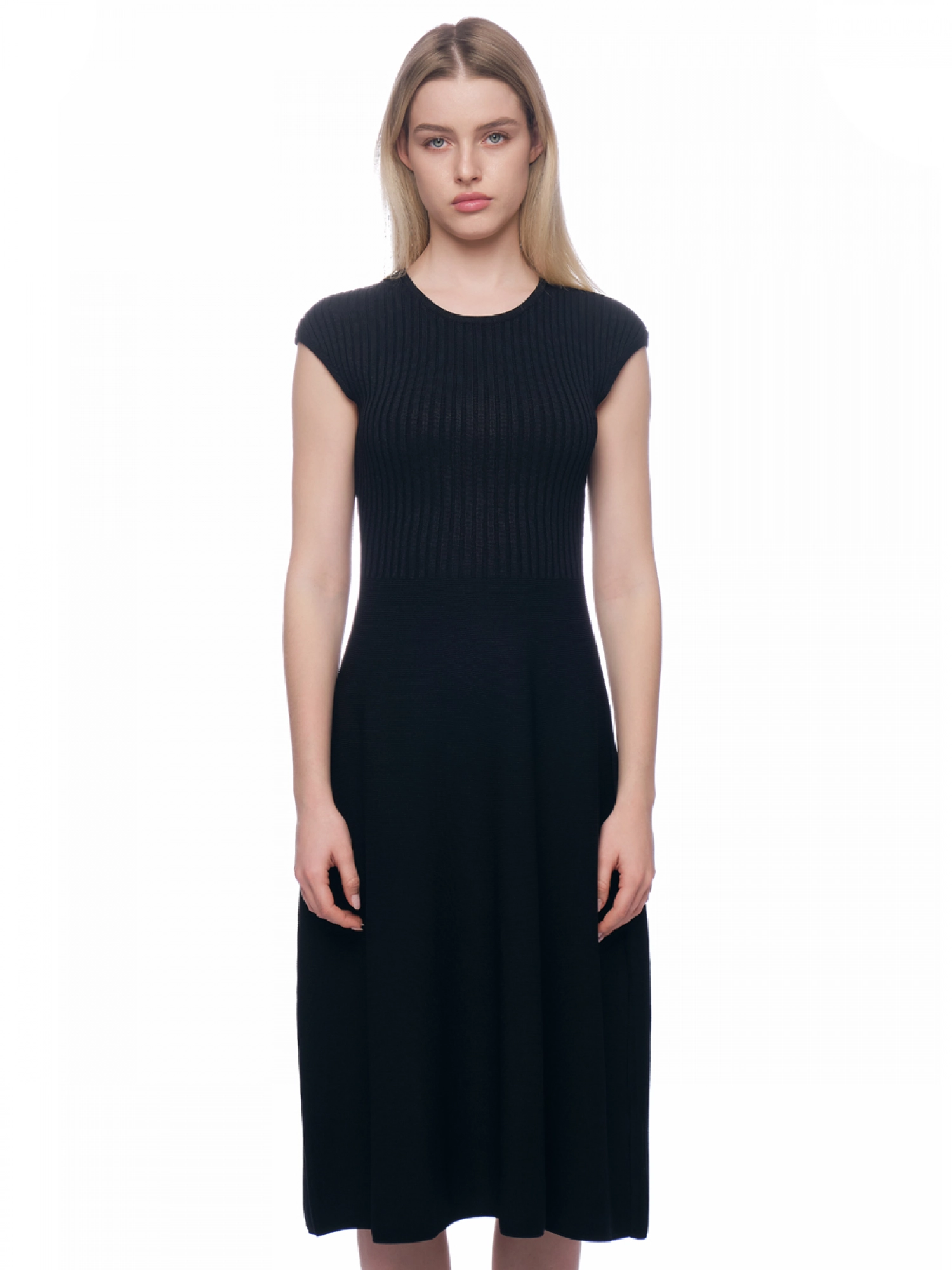 Платье длины миди в черном цвете приталенного кроя A-силуэта с коротким рукавом Armani Exchange