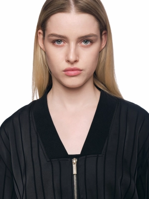 Куртка с объемными руковами в черном цвете на молнии  Armani Exchange