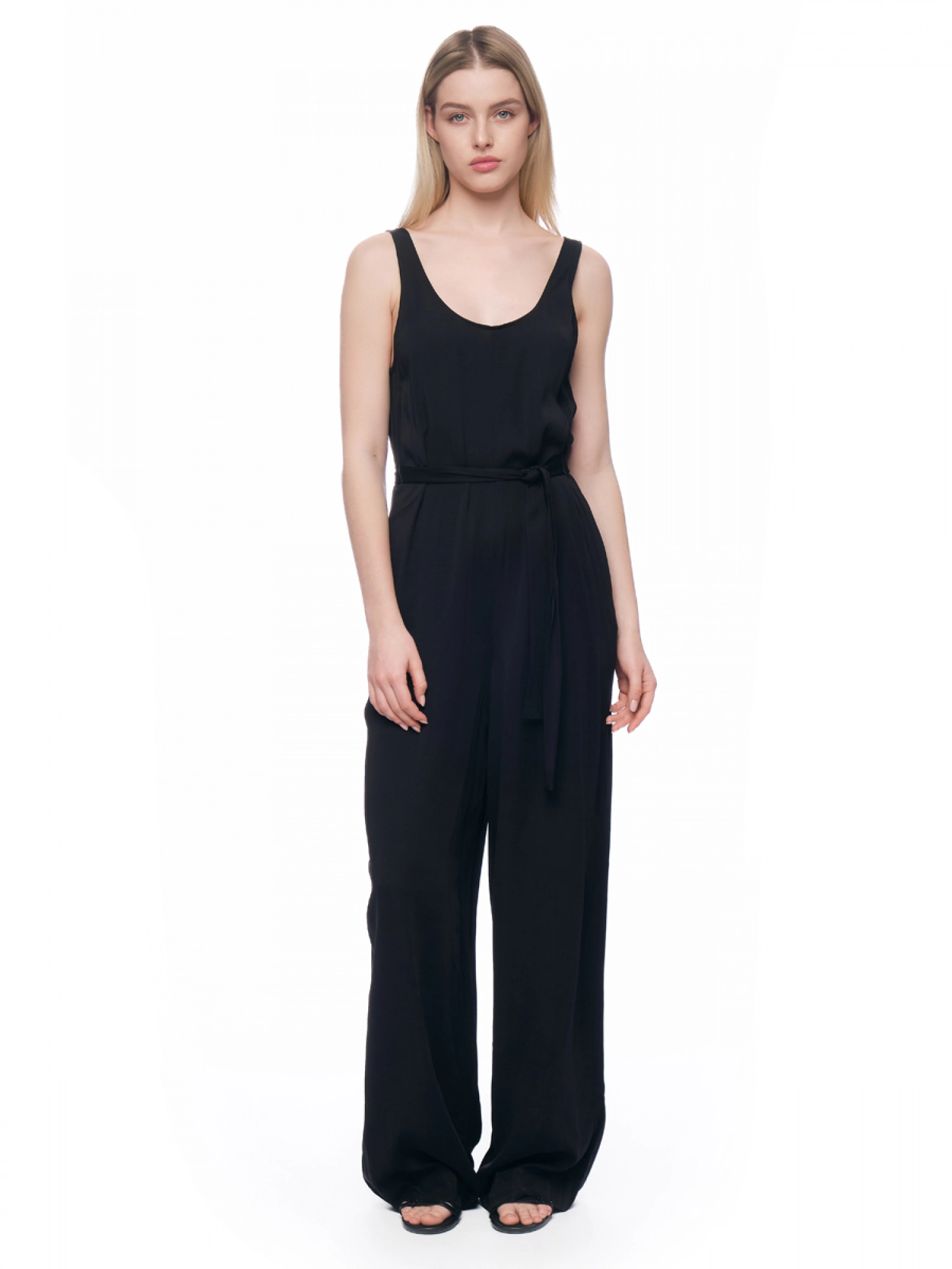 Комбинезон в черном цвете на лямках с объемным свободным низом Armani Exchange