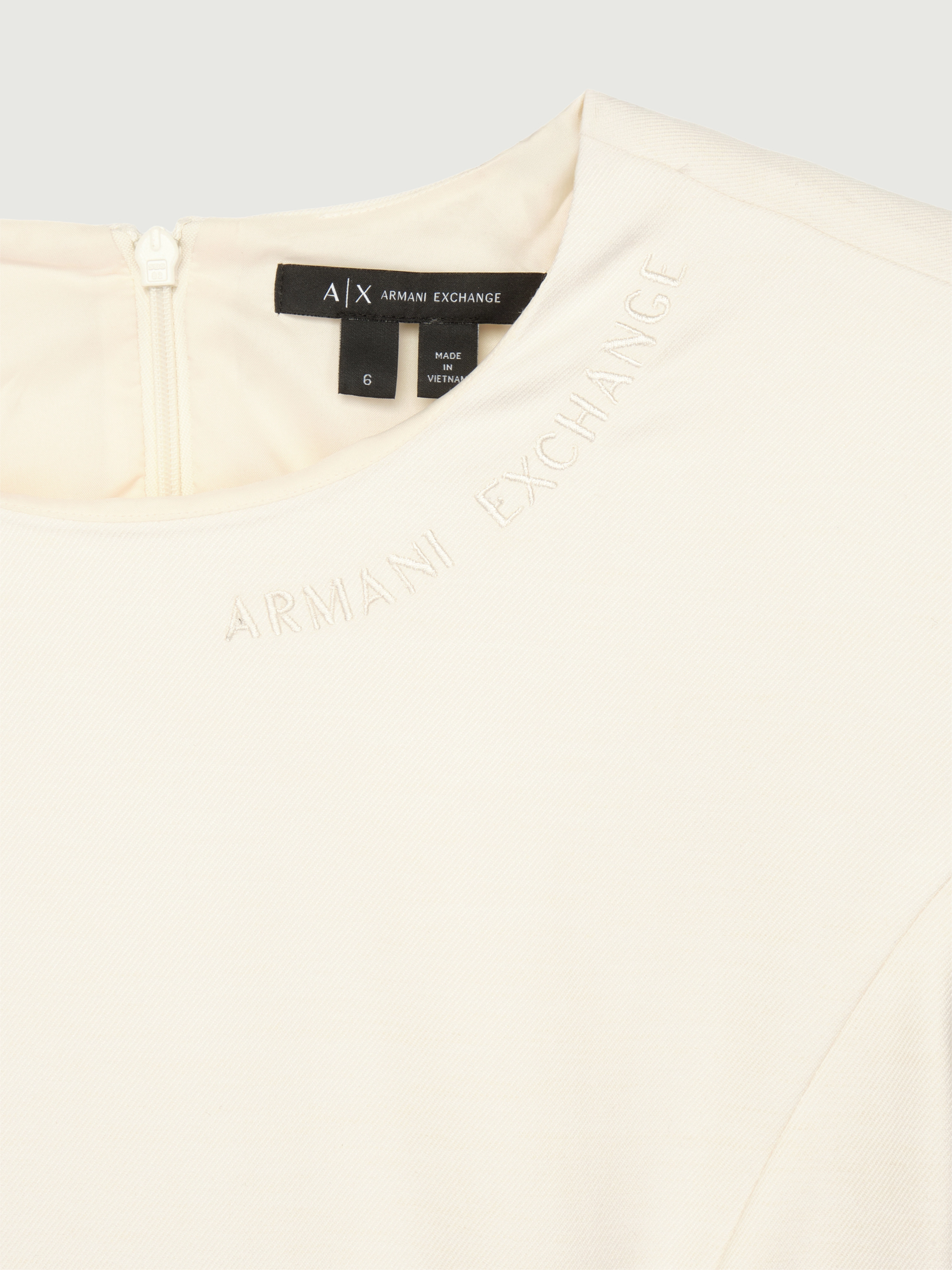 Платье в молочном цвете с длинным рукавом Armani Exchange приталенного силуэта Платье в молочном цвете с длинным рукавом Armani Exchange приталенного силуэта
