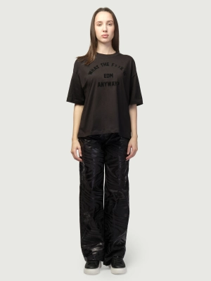 Футболка в черном цвете свободного кроя с лого бренда Armani Exchange Футболка в черном цвете свободного кроя с лого бренда Armani Exchange