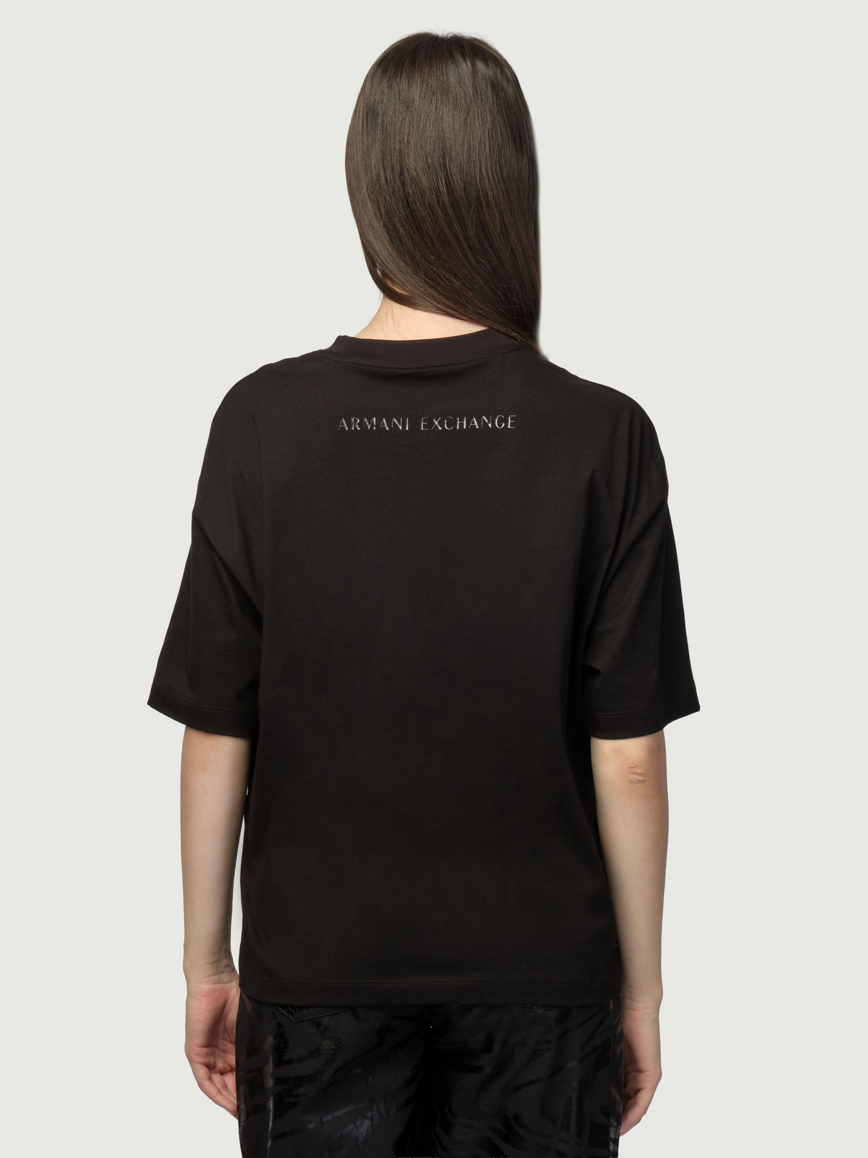 Футболка в черном цвете свободного кроя с лого бренда Armani Exchange Футболка в черном цвете свободного кроя с лого бренда Armani Exchange