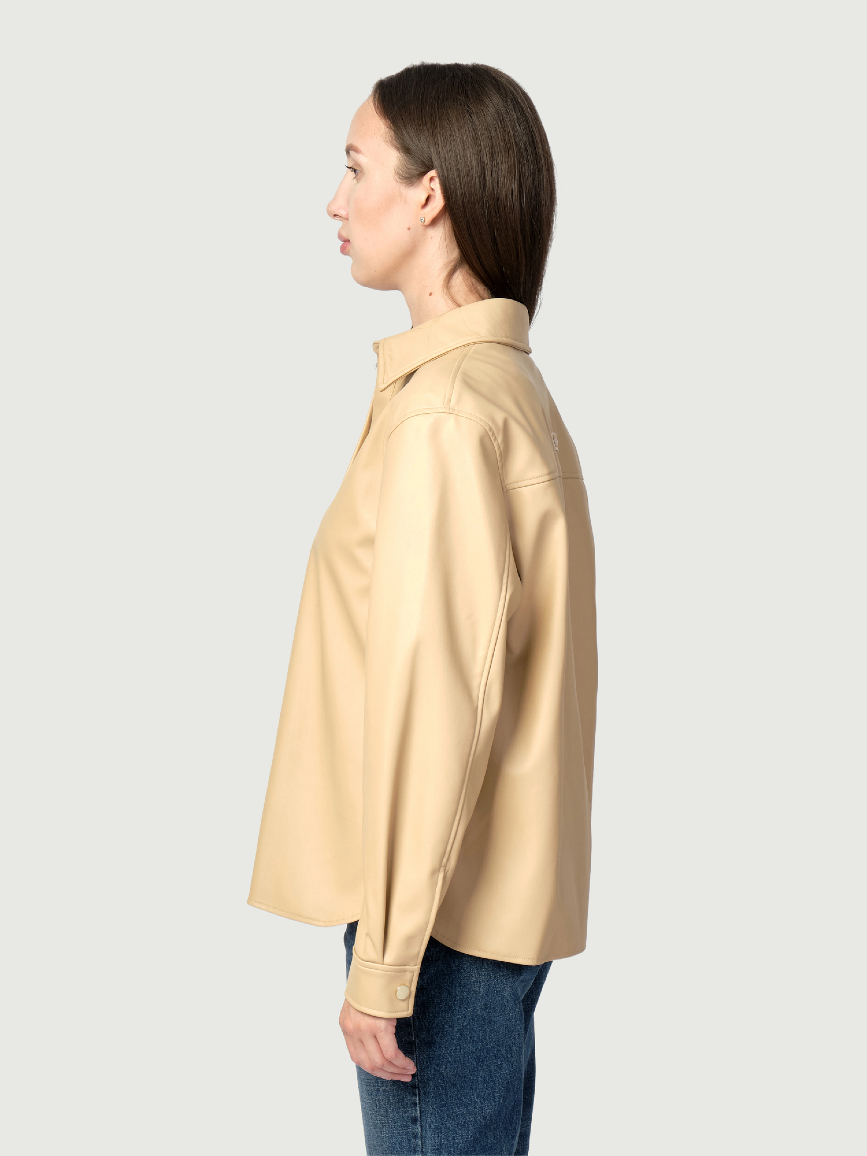 Рубашка из эко-кожи Armani Exchange в бежевом цвете на металлических пуговицах