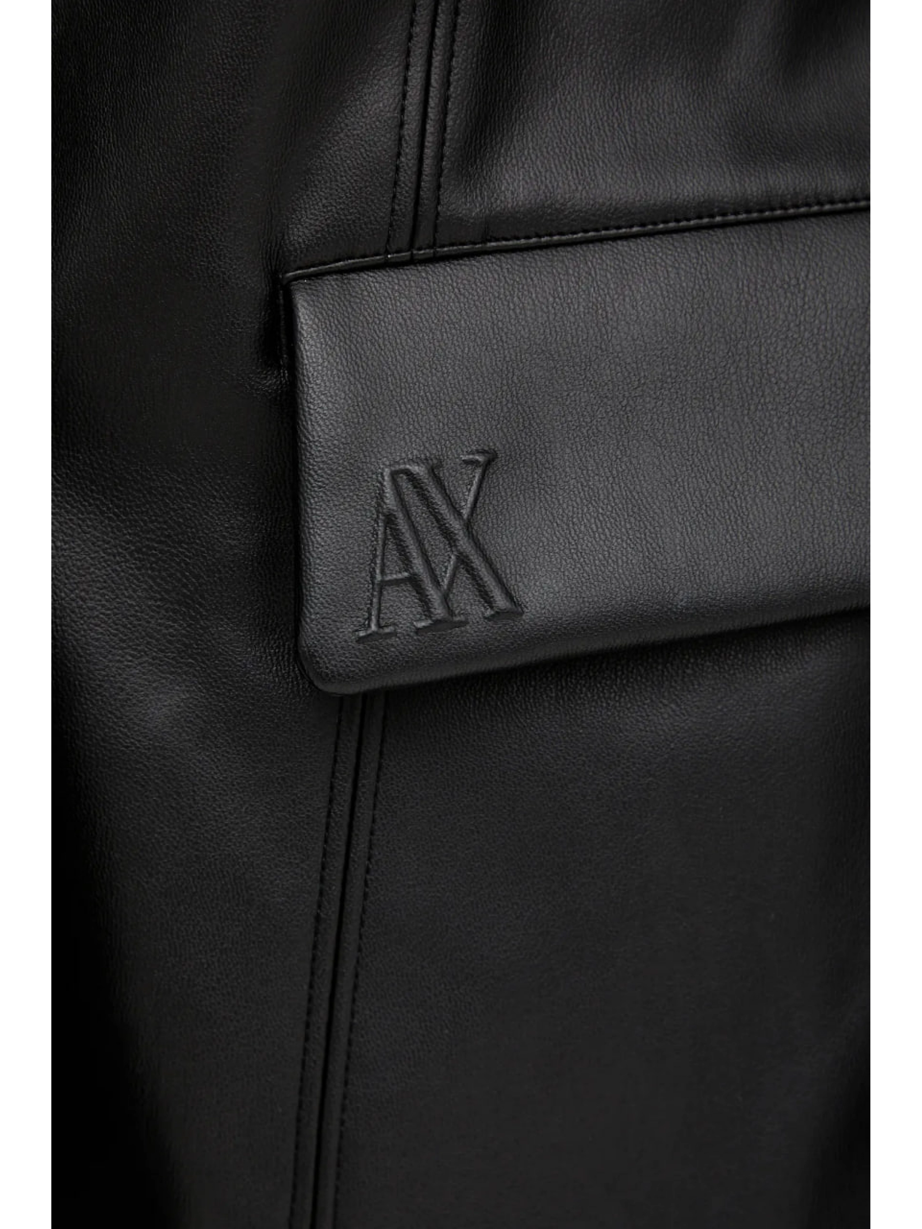 Пиджак Armani Exchange выполнен из экокожи в черном цвете