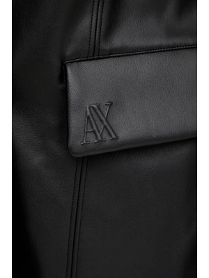 Пиджак Armani Exchange выполнен из экокожи в черном цвете