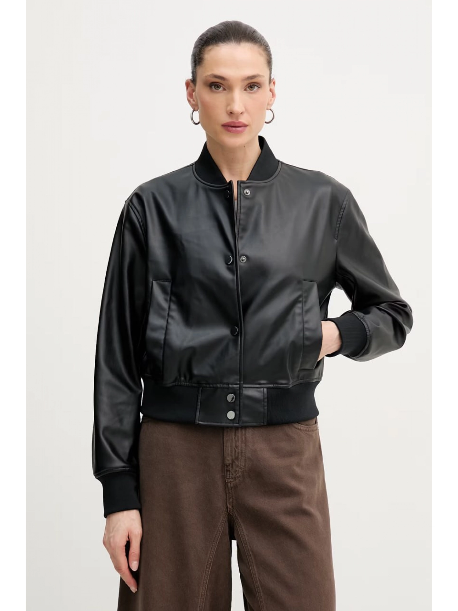Чёрный бомбер Armani Exchange из искусственной кожи