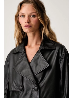 Чёрная куртка Armani Exchange – из натуральной кожи, двубортная