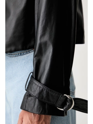 Чёрная куртка Armani Exchange – из натуральной кожи, двубортная