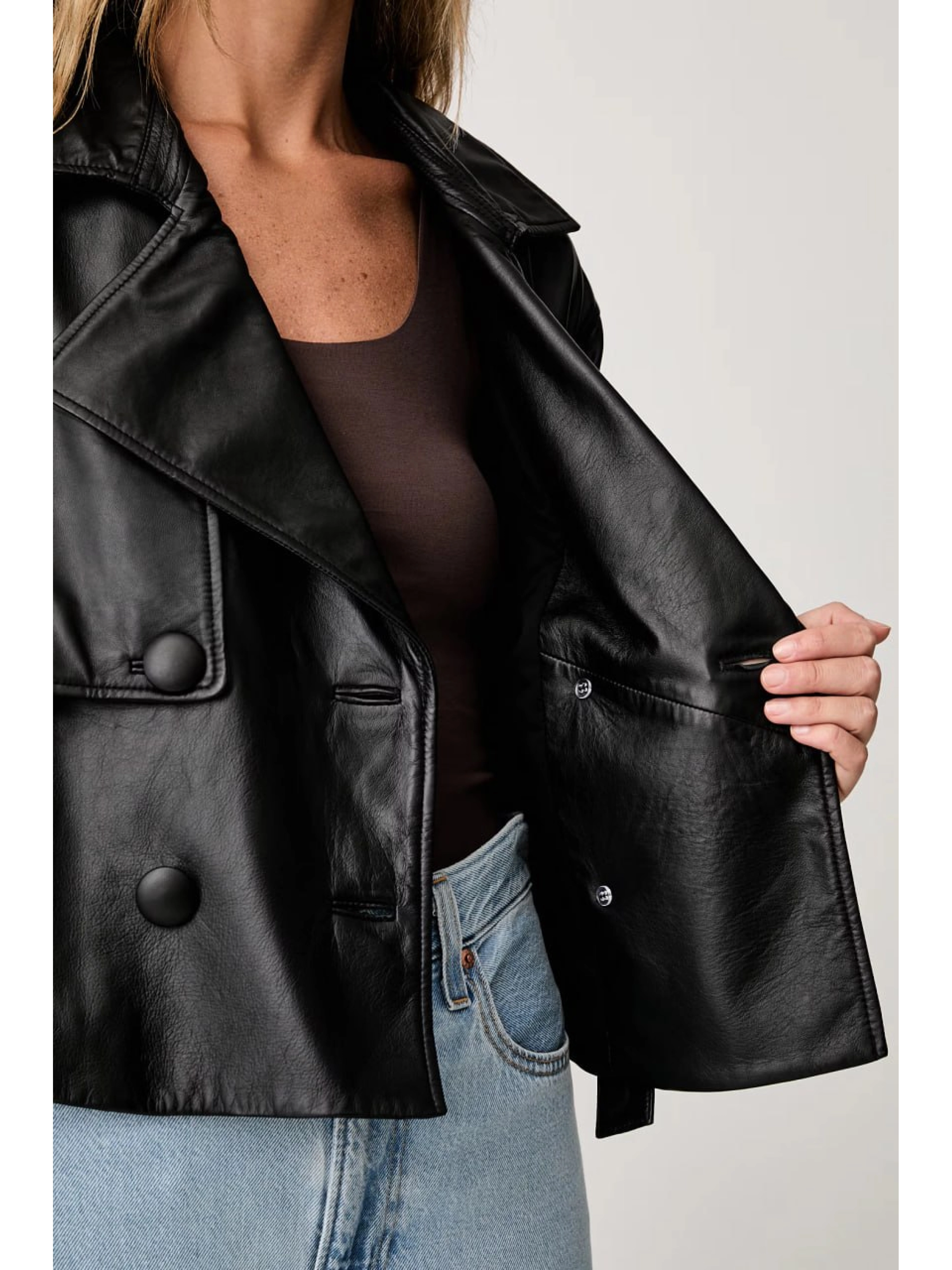 Чёрная куртка Armani Exchange – из натуральной кожи, двубортная