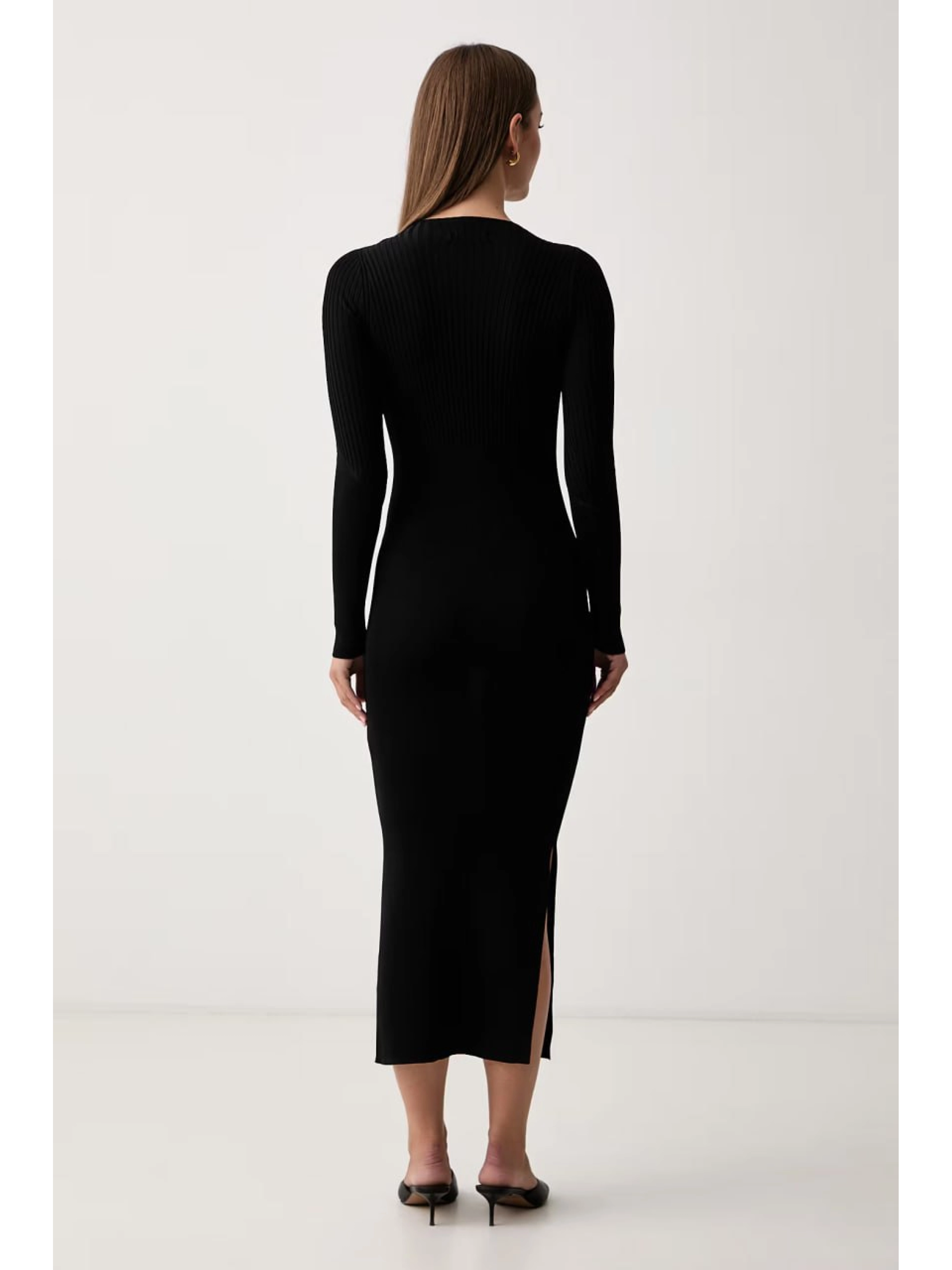 Чёрное трикотажное платье макси Armani Exchange модель облегающего кроя