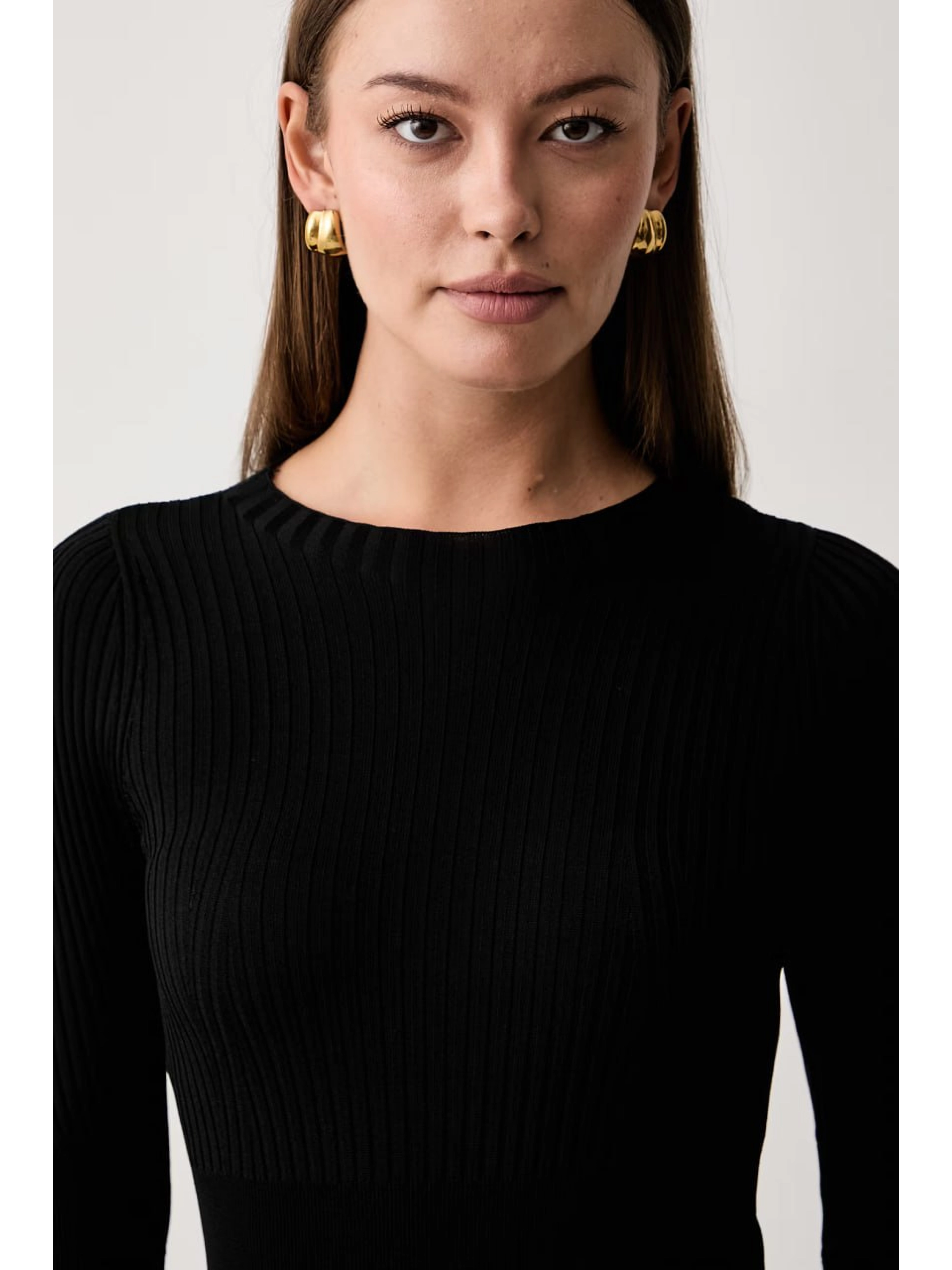 Чёрное трикотажное платье макси Armani Exchange модель облегающего кроя