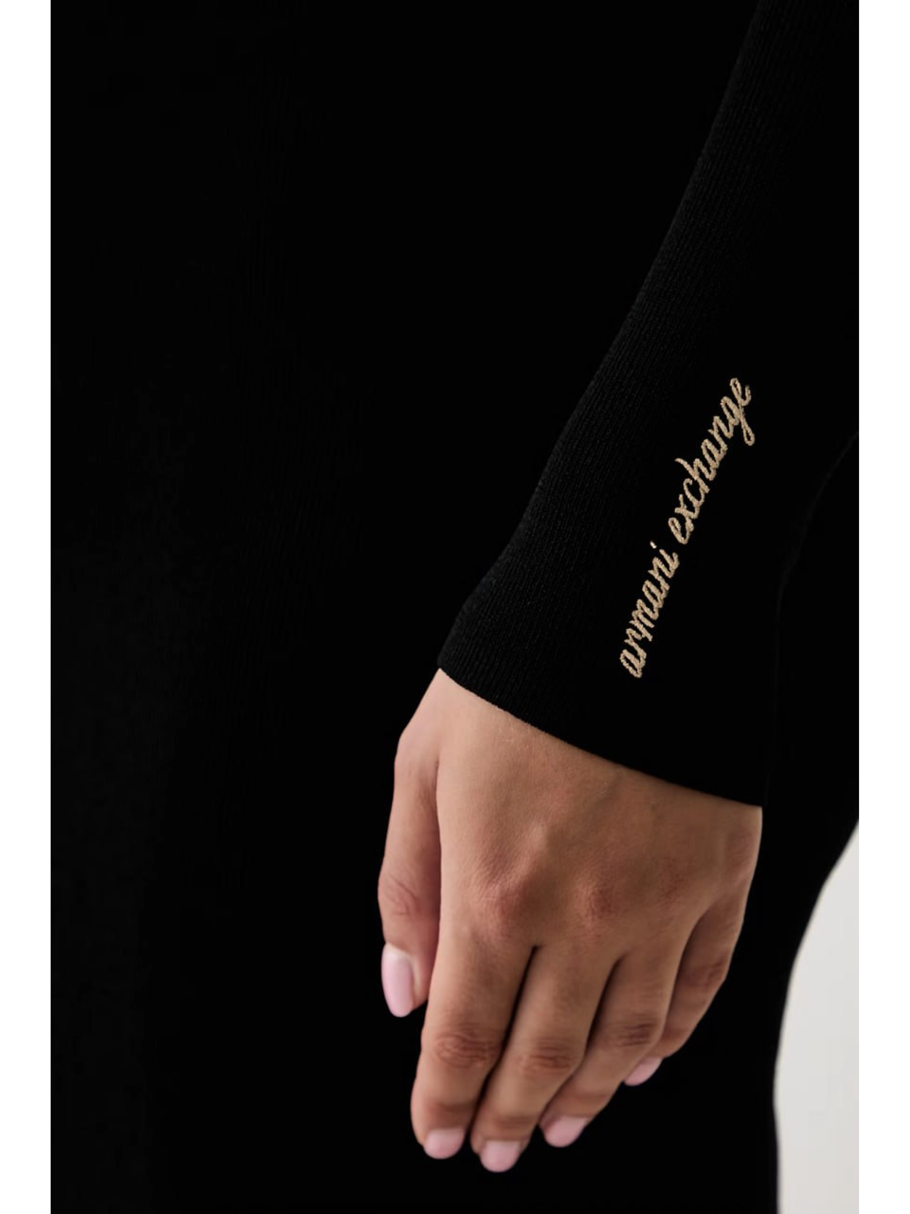 Чёрное трикотажное платье макси Armani Exchange модель облегающего кроя