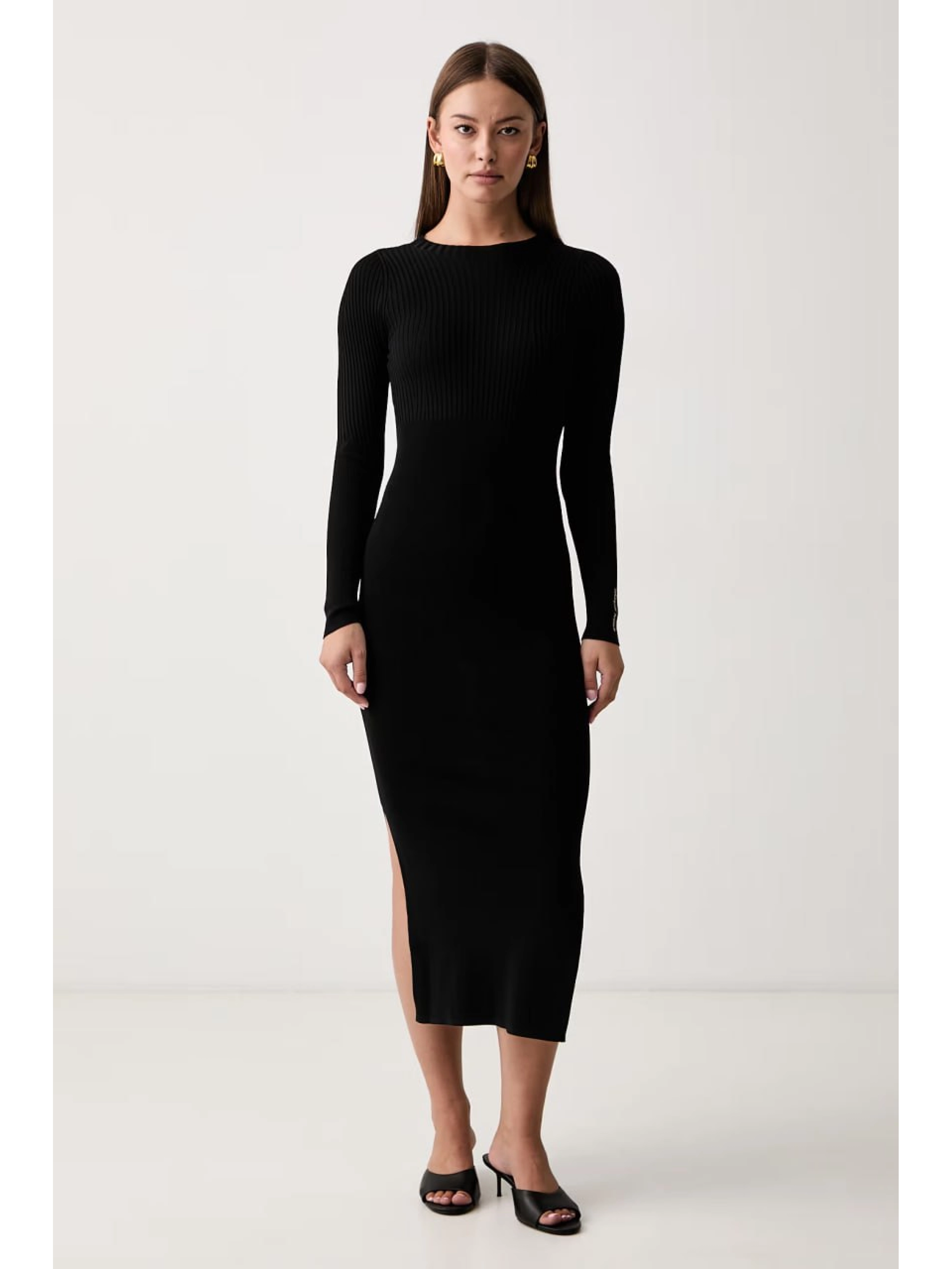 Чёрное трикотажное платье макси Armani Exchange модель облегающего кроя
